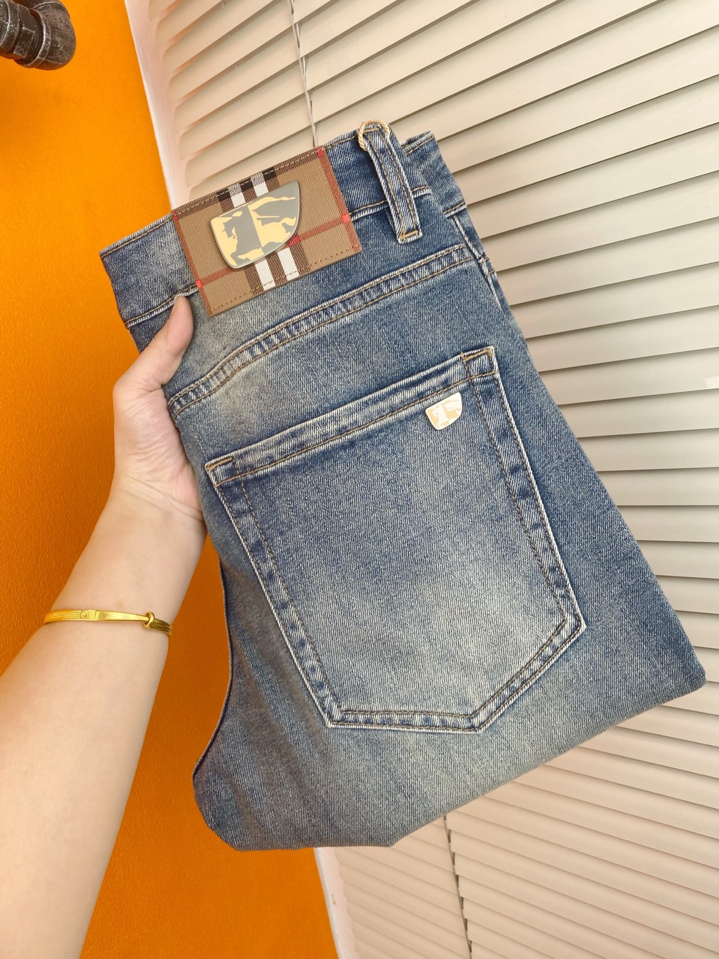 NO:443829,Trendy men's big-name jeans Burberry men's trousers Korean style slim small foot jeans, slightly stretch thin high-end pure cotton denim fabric, exquisite and delicate inner details. Exquisite workmanship and high-end order!  Hot products.28-38, burberry, jeans, alexander wang19860909潮流男装大牌牛仔裤巴宝莉男士长裤韩版显瘦小脚牛仔裤,微弹力薄款高级纯棉牛仔面料,内里细节精致细腻.做工精美高货单！爆款.28——38,,burberry,jeans,alexander wang,Men's clothing