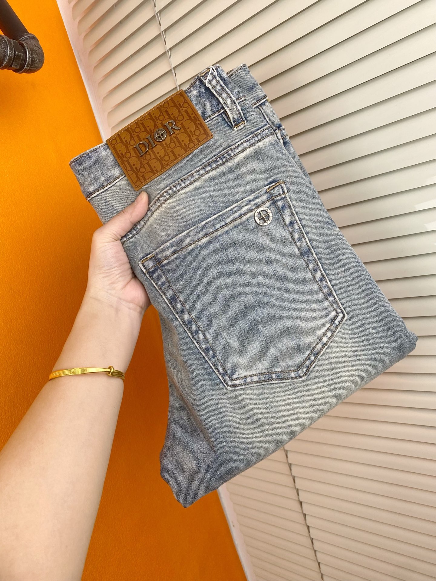 NO:443836,Trendy men's big-name jeans Dior men's trousers Korean style slim small foot jeans, slightly stretch thin high-end pure cotton denim fabric, exquisite and delicate inner details. Exquisite workmanship and high-end order!  Hot products.28-38,dior,jeans,alexander wang19860909潮流男装大牌牛仔裤迪奥男士长裤韩版显瘦小脚牛仔裤,微弹力薄款高级纯棉牛仔面料,内里细节精致细腻.做工精美高货单！爆款.28——38,,dior,jeans,alexander wang,Men's clothing