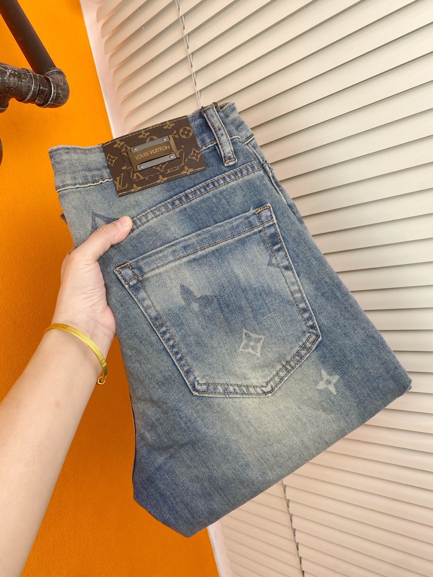 NO:443844,Trendy men's big-name jeans LV men's trousers Korean style slim small foot jeans, slightly stretch thin high-end pure cotton denim fabric, exquisite and delicate inner details. Exquisite workmanship and high-end order!  Hot products.28-38,,louis vuitton,jeans,alexander wang19860909潮流男装大牌牛仔裤LV男士长裤韩版显瘦小脚牛仔裤,微弹力薄款高级纯棉牛仔面料,内里细节精致细腻.做工精美高货单！爆款.28——38,,louis vuitton,jeans,alexander wang,Men's clothing