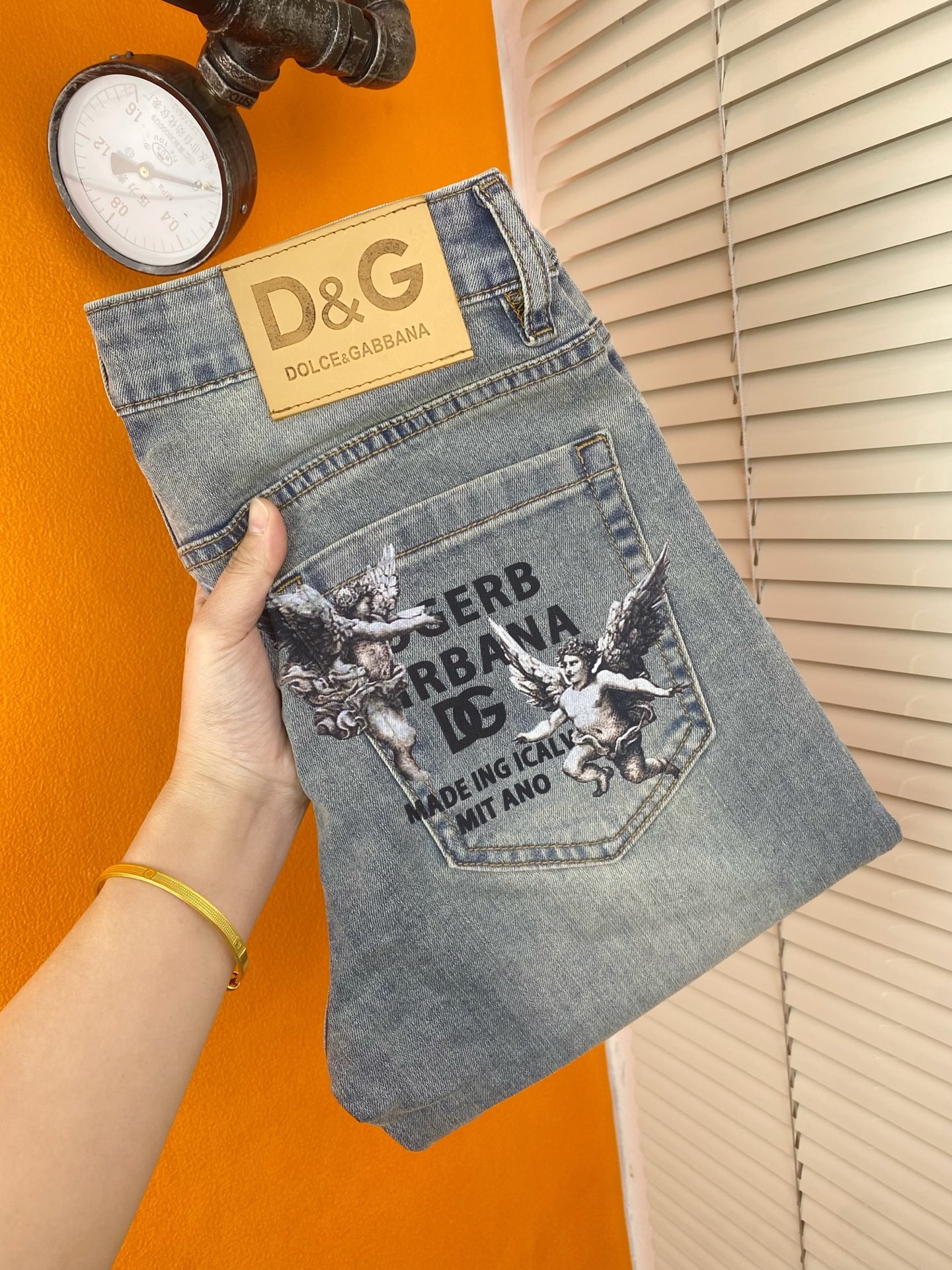 NO:443853,Trendy men's big-name jeans D&G men's trousers Korean style slim small foot jeans, slightly stretch thin high-end pure cotton denim fabric, exquisite and delicate inner details. Exquisite workmanship and high-end order!  Hot products.28-38, Dolce & Gabbana, jeans, alexander wang19860909潮流男装大牌牛仔裤D&G男士长裤韩版显瘦小脚牛仔裤,微弹力薄款高级纯棉牛仔面料,内里细节精致细腻.做工精美高货单！爆款.28——38,,Dolce&Gabbana,jeans,alexander wang,Men's clothing