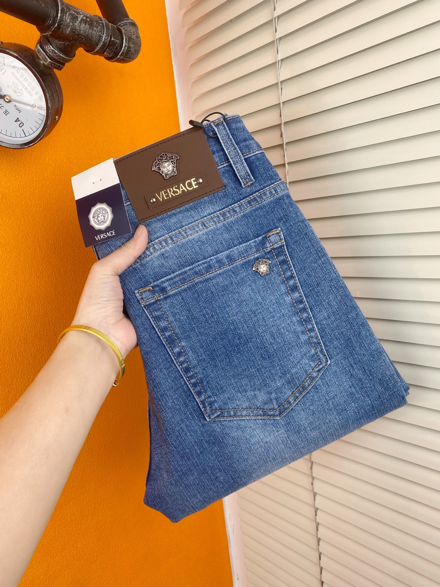 NO:443871,Fashionable men's big-name jeans Versace men's trousers Korean style slim small foot jeans, slightly stretch thin high-end pure cotton denim fabric, exquisite and delicate inner details. Exquisite workmanship and high-end order!  Hot products.29--40, versace, jeans, alexander wang19860909潮流男装大牌牛仔裤范思哲男士长裤韩版显瘦小脚牛仔裤,微弹力薄款高级纯棉牛仔面料,内里细节精致细腻.做工精美高货单！爆款.29——-40,,versace,jeans,alexander wang,Men's clothing