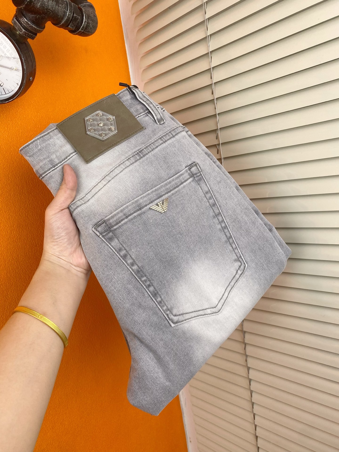 NO:443880,Trendy men's big-name jeans Armani men's trousers Korean style slim small foot jeans, slightly stretch thin high-end pure cotton denim fabric, exquisite and delicate inner details. Exquisite workmanship and high-end order!  Hot products.28-38, Armani,jeans,alexander wang19860909潮流男装大牌牛仔裤阿玛尼男士长裤韩版显瘦小脚牛仔裤,微弹力薄款高级纯棉牛仔面料,内里细节精致细腻.做工精美高货单！爆款.28——38,,armani,jeans,alexander wang,Men's clothing