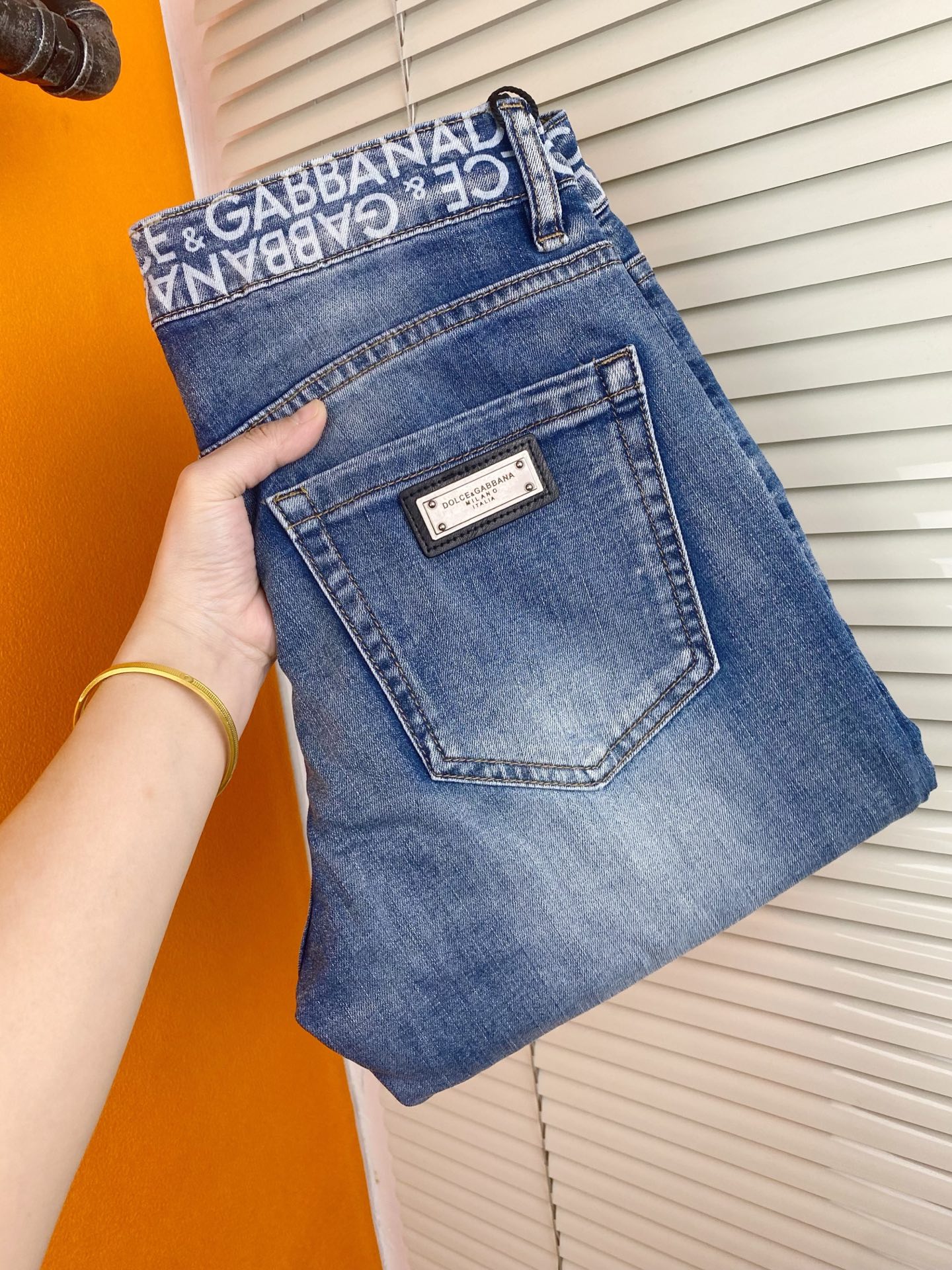 NO:443896,Trendy men's big-name jeans D&G men's trousers Korean style slim small foot jeans, slightly stretch thin high-end pure cotton denim fabric, exquisite and delicate inner details. Exquisite workmanship and high-end order!  Hot products.28-38, Dolce & Gabbana, jeans, alexander wang19860909潮流男装大牌牛仔裤D&G男士长裤韩版显瘦小脚牛仔裤,微弹力薄款高级纯棉牛仔面料,内里细节精致细腻.做工精美高货单！爆款.28——38,,Dolce&Gabbana,jeans,alexander wang,Men's clothing