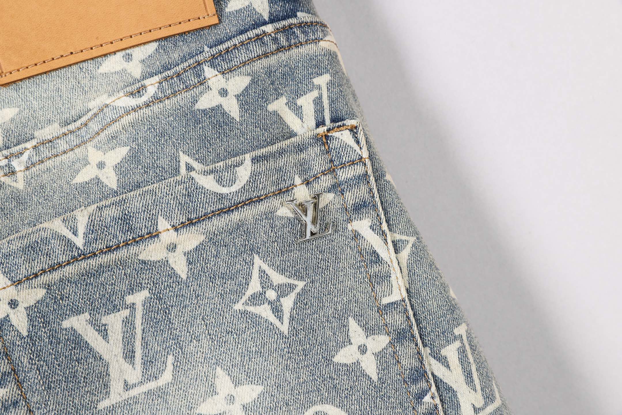 Louis Vuitton Men's Slim Fit Denim Jeans - Stylish & Comfortable 10 i1746029591579 1148 0 8