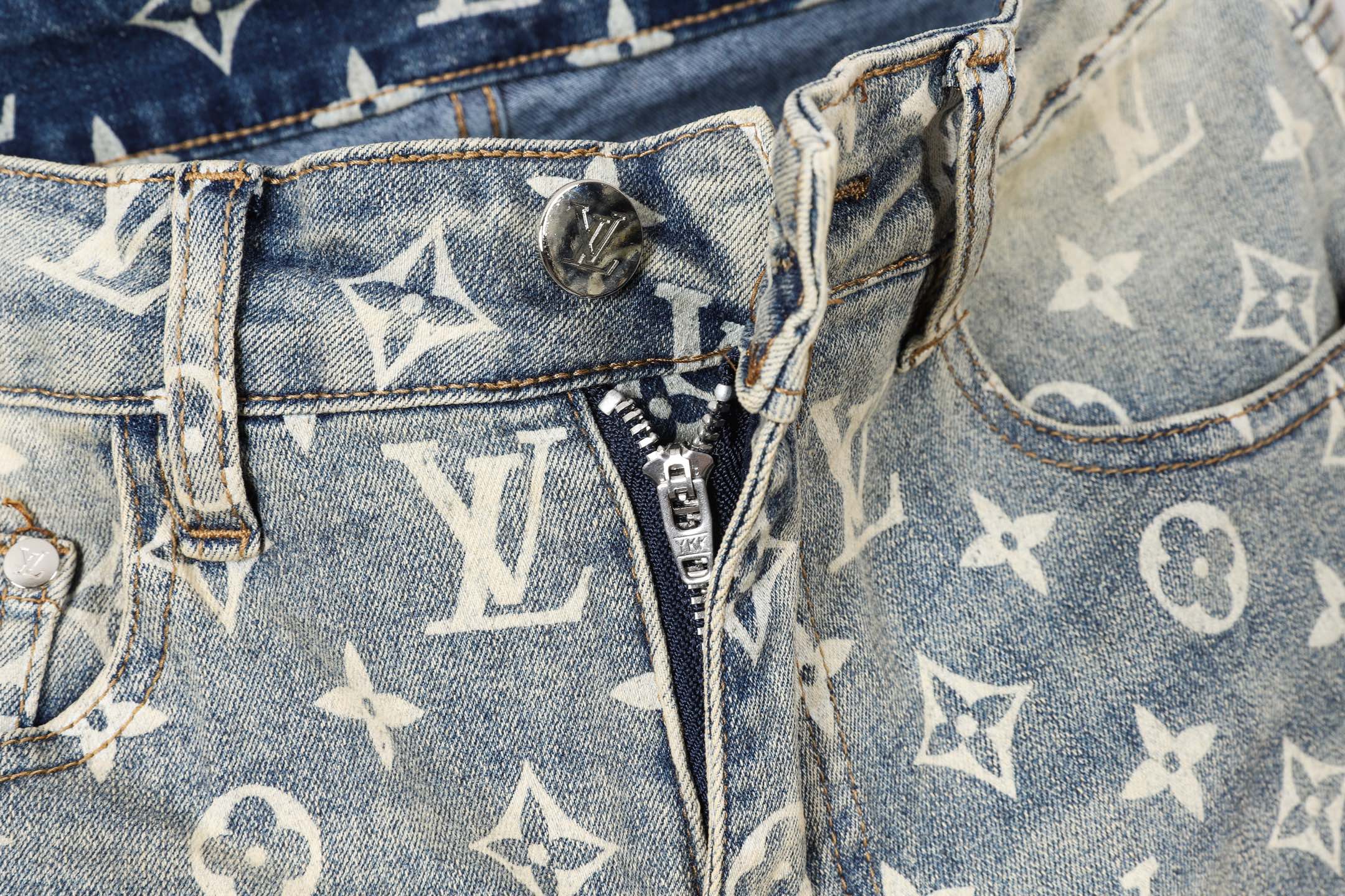 Louis Vuitton Men's Slim Fit Denim Jeans - Stylish & Comfortable 8 i1746029591780 5447 0 6