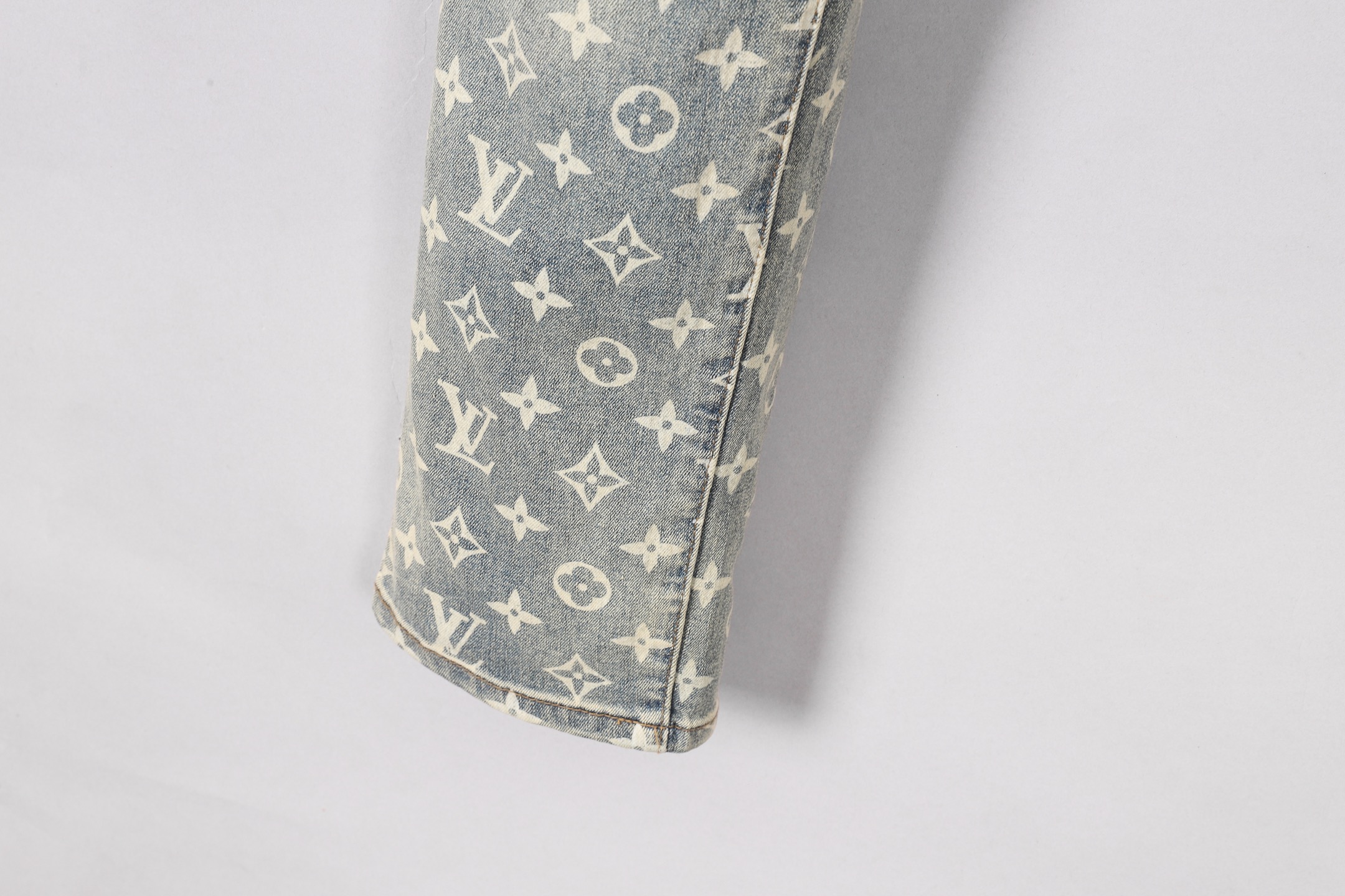 Louis Vuitton Men's Slim Fit Denim Jeans - Stylish & Comfortable 5 i1746029597298 7928 0 3