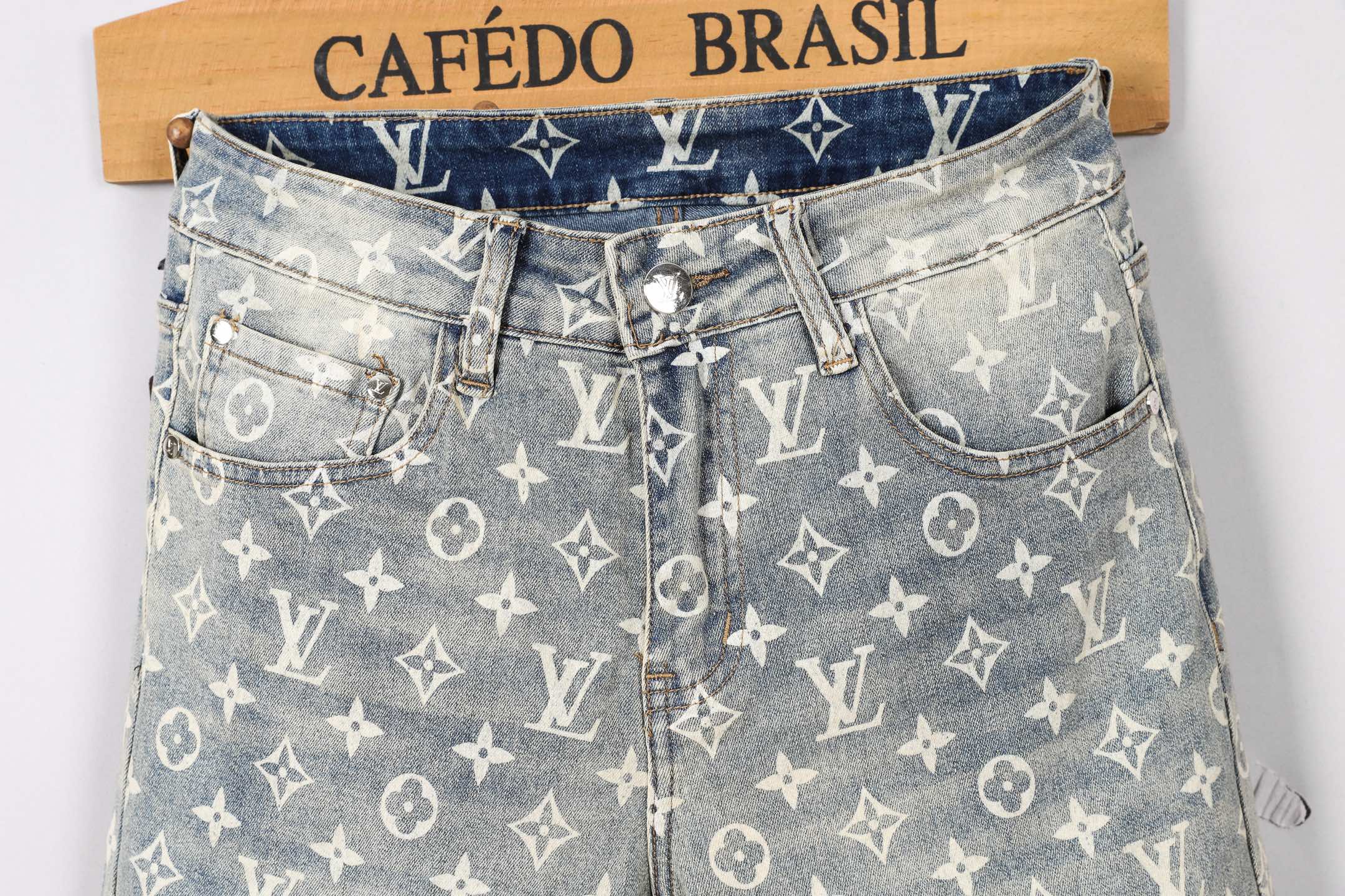 Louis Vuitton Men's Slim Fit Denim Jeans - Stylish & Comfortable 7 i1746029597572 2758 0 5