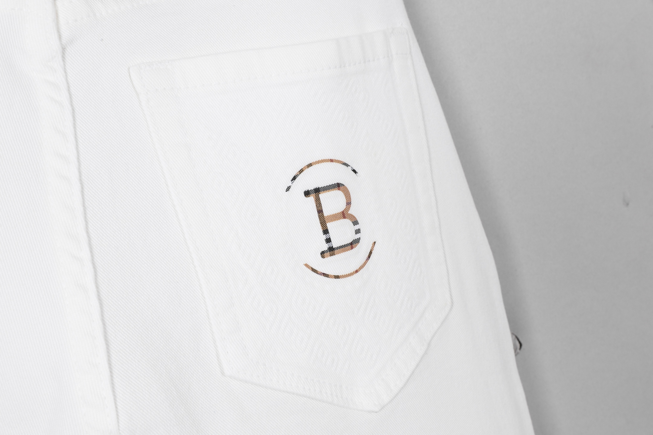 Burberry Men's Slim-Fit Stretch Denim Jeans, Elegant Design, All-Season Style 5 i1746029984501 5455 0 9