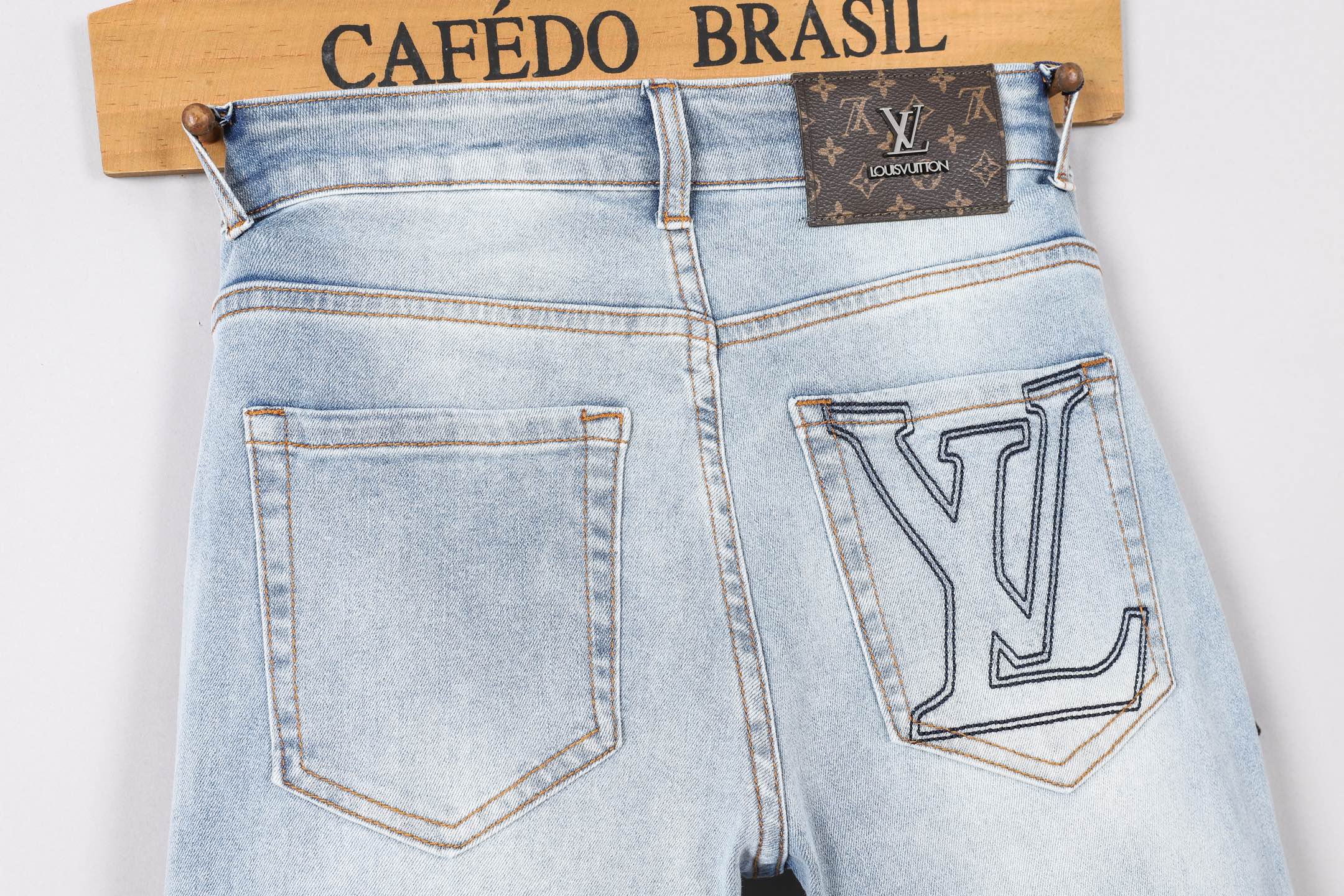 Louis Vuitton Men's Slim-Fit Light Wash Denim Jeans with Logo Detail 6 i1746030035058 6900 0 4