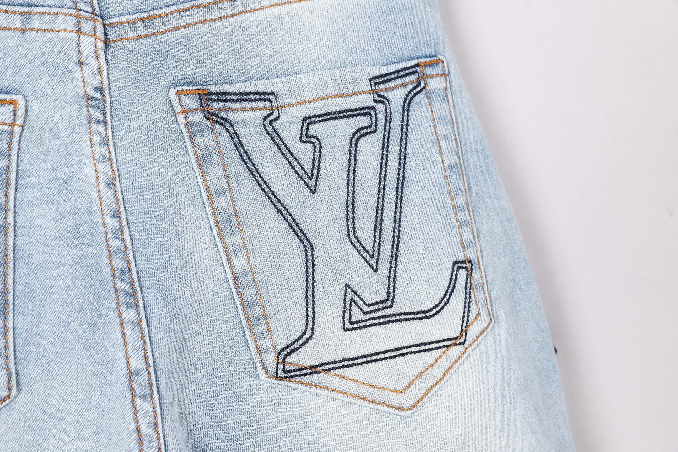 Louis Vuitton Men's Slim-Fit Light Wash Denim Jeans with Logo Detail 5 i1746030037975 8259 0 3