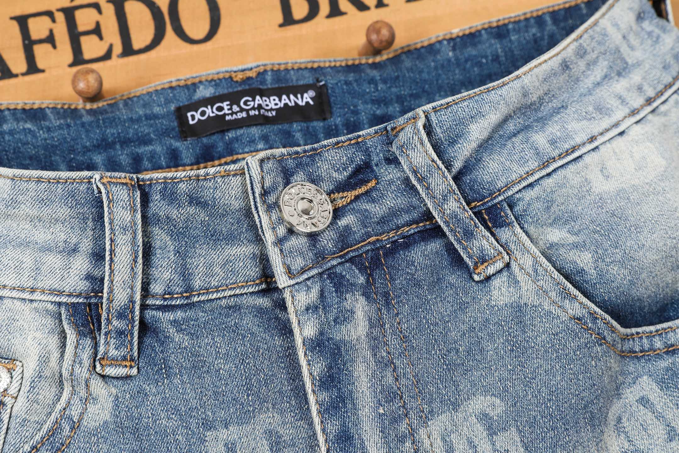 Dolce & Gabbana Men's Slim-Fit Jeans in Light Wash with Logo Pattern 6 i1746030312828 2589 0 4