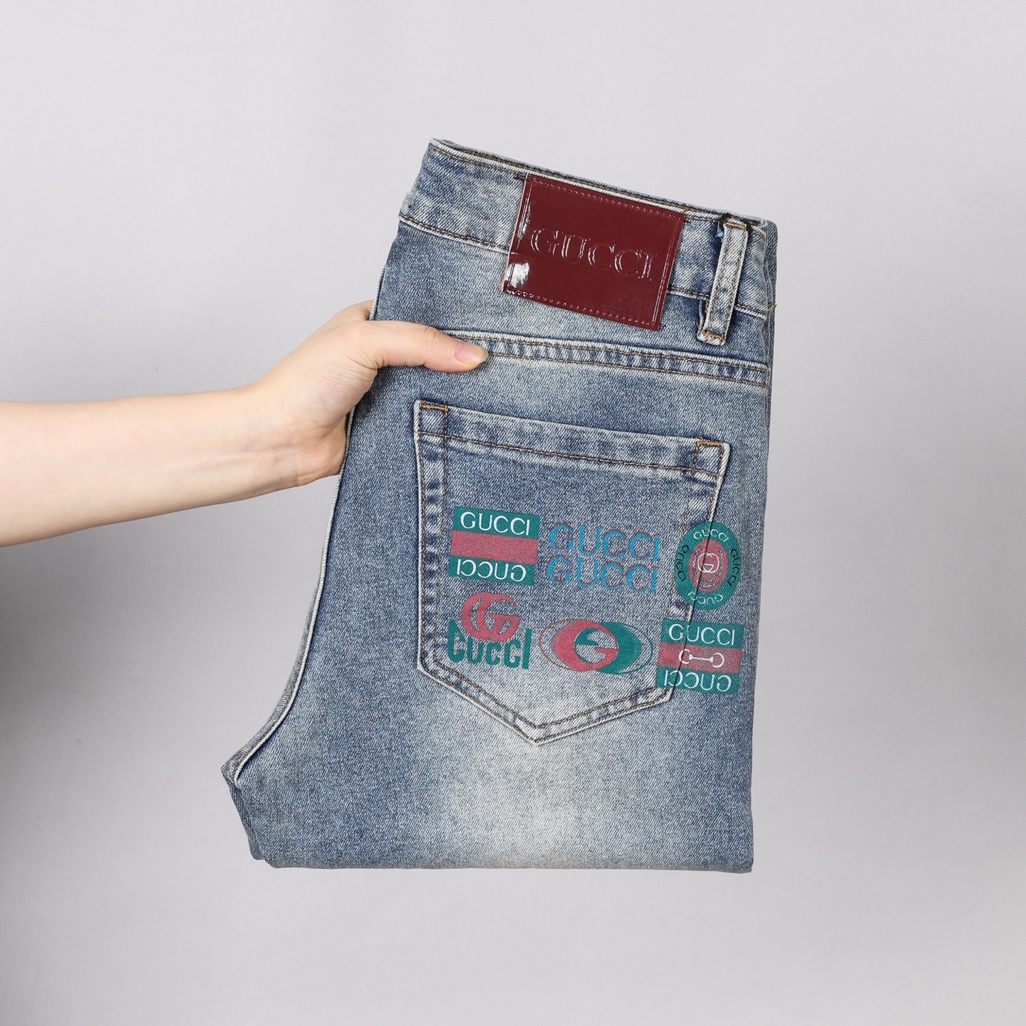 NO:443967,Boutique men's jeans GUCCI big brand trousers are exquisite and fashionable. The simple, high-end and atmospheric washing effect is very elegant and easy to match. The slim fit and slim fit and slim fit and micro-stretch selected denim fabric is breathable and comfortable!  Four seasons versatile new model number 28-38, gucci, jeans, alexander wang19860909精品男装牛仔裤GUCCI大牌长裤精致时尚的设计工艺,简单高档大气的洗水效果非常显气质好搭配 修身显瘦版型微弹力精选牛仔面料透气舒适！四季款百搭新款码数28——38,,gucci,jeans,alexander wang,Men's clothing