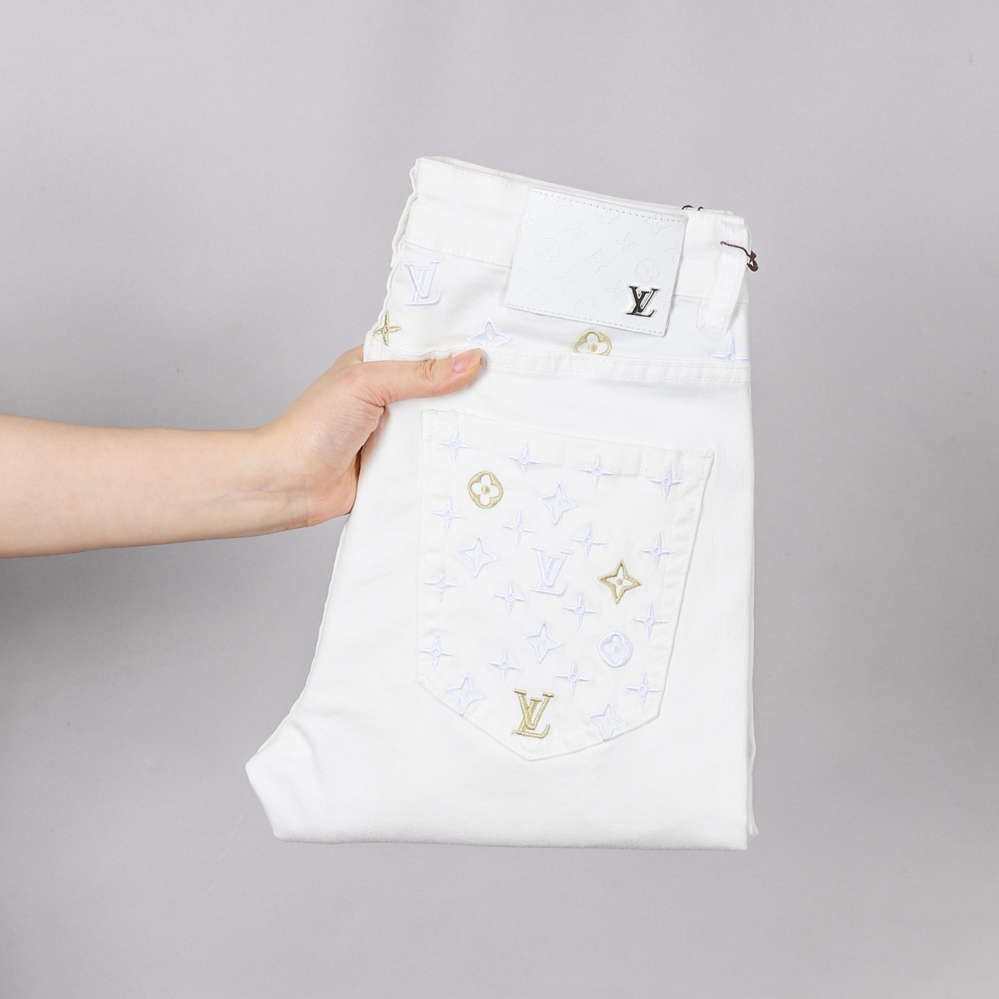 NO:443975,Boutique men's jeans LV brand trousers are exquisite and fashionable. The simple, high-end and atmospheric washing effect is very elegant and easy to match. The slim fit and slim version is slightly elastic. The selected denim fabric is breathable and comfortable!  Four seasons versatile new model number 28-38, louis vuitton, jeans, alexander wang19860909精品男装牛仔裤LV大牌长裤精致时尚的设计工艺,简单高档大气的洗水效果非常显气质好搭配 修身显瘦版型微弹力精选牛仔面料透气舒适！四季款百搭新款码数28——38,,louis vuitton,jeans,alexander wang,Men's clothing