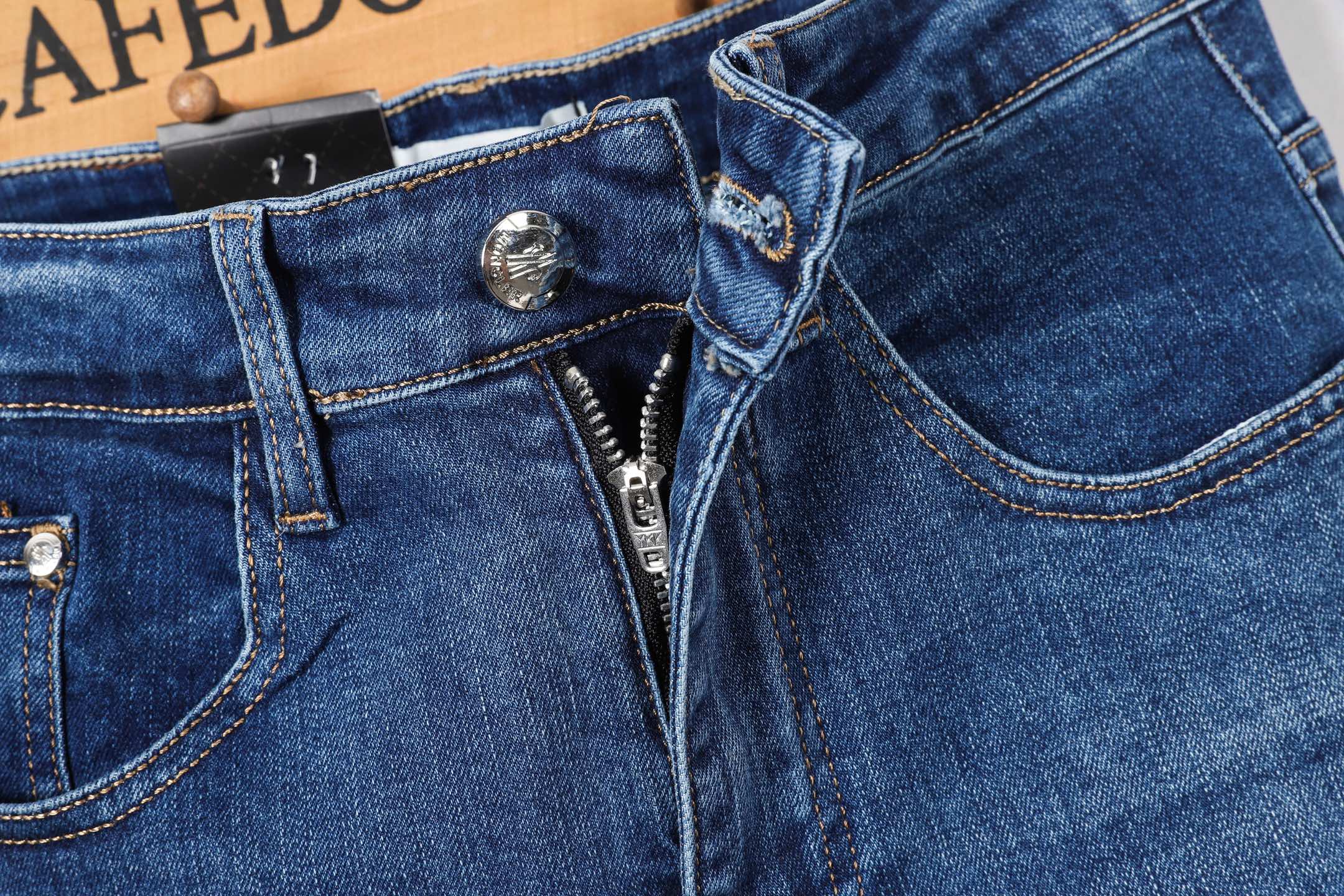 Moncler Men's Slim-Fit Stretch Denim Jeans | Stylish & Comfortable (Sizes 28-40) 8 i1746030442685 2764 0 7