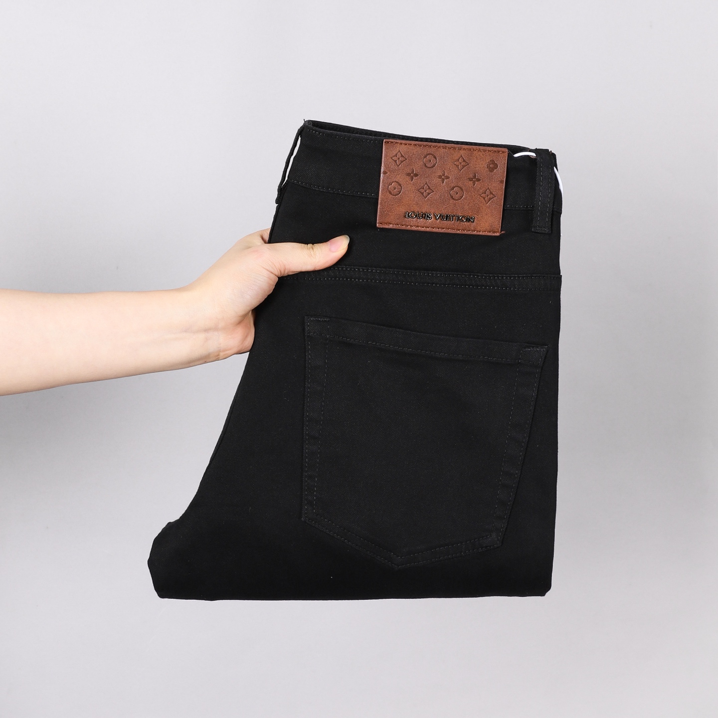 NO:443954,Boutique men's jeans LV brand trousers are exquisite and fashionable. The simple, high-end and atmospheric washing effect is very elegant and easy to match. The slim fit and slim version is slightly elastic. The selected denim fabric is breathable and comfortable!  Four seasons versatile new model number 28-38, louis vuitton, jeans, alexander wang19860909精品男装牛仔裤LV大牌长裤精致时尚的设计工艺,简单高档大气的洗水效果非常显气质好搭配 修身显瘦版型微弹力精选牛仔面料透气舒适！四季款百搭新款码数28——38,,louis vuitton,jeans,alexander wang,Men's clothing