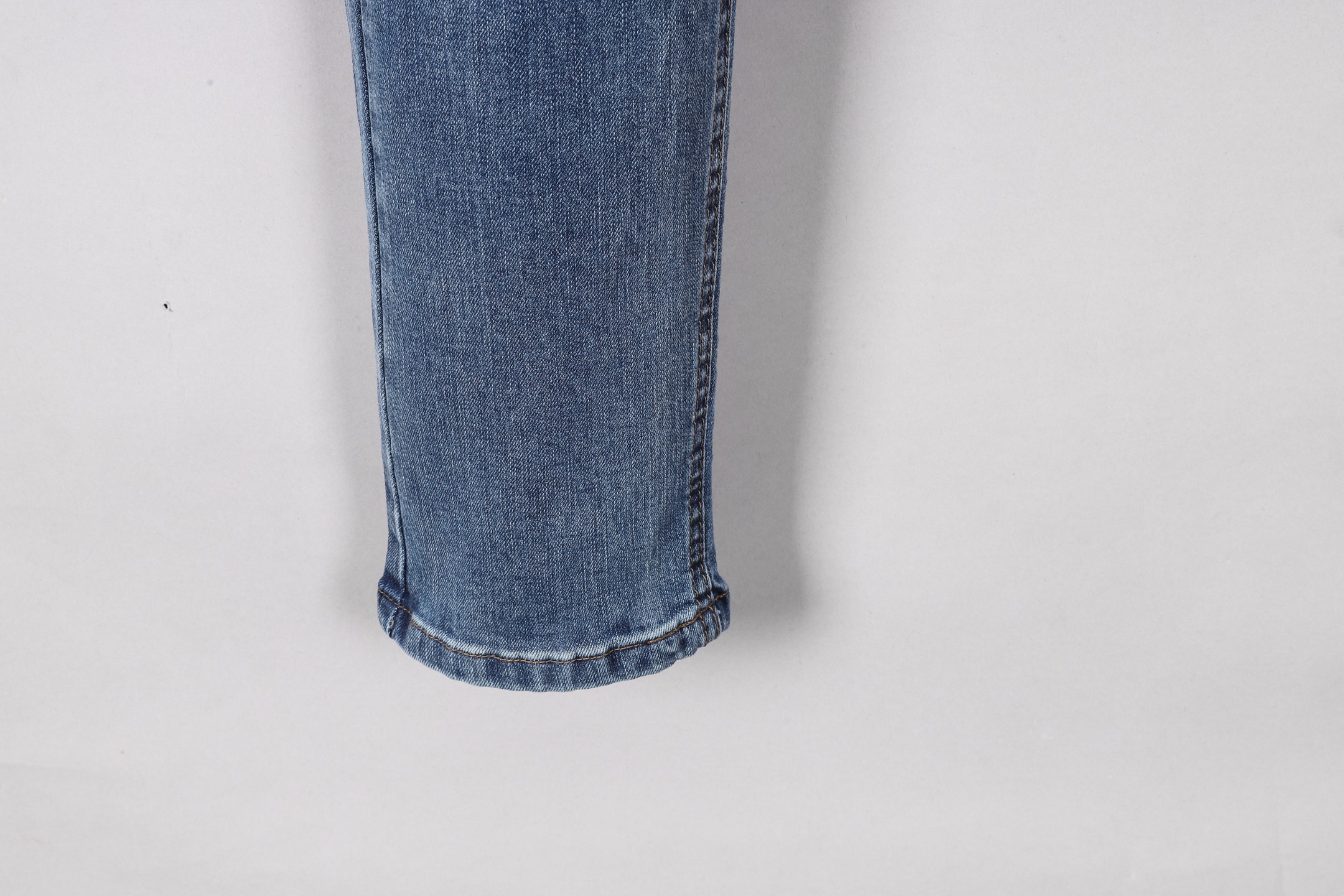 Burberry Men's Slim-Fit Stretch Denim Jeans - Stylish and Comfortable 10 i1746030590933 3626 0 8