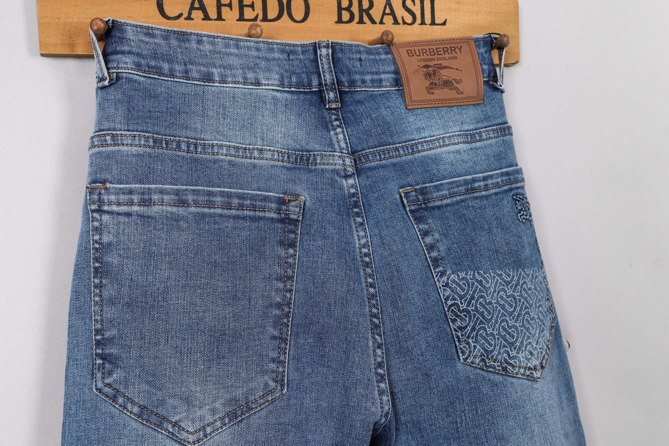 Burberry Men's Slim-Fit Stretch Denim Jeans - Stylish and Comfortable 5 i1746030591077 41 0 3