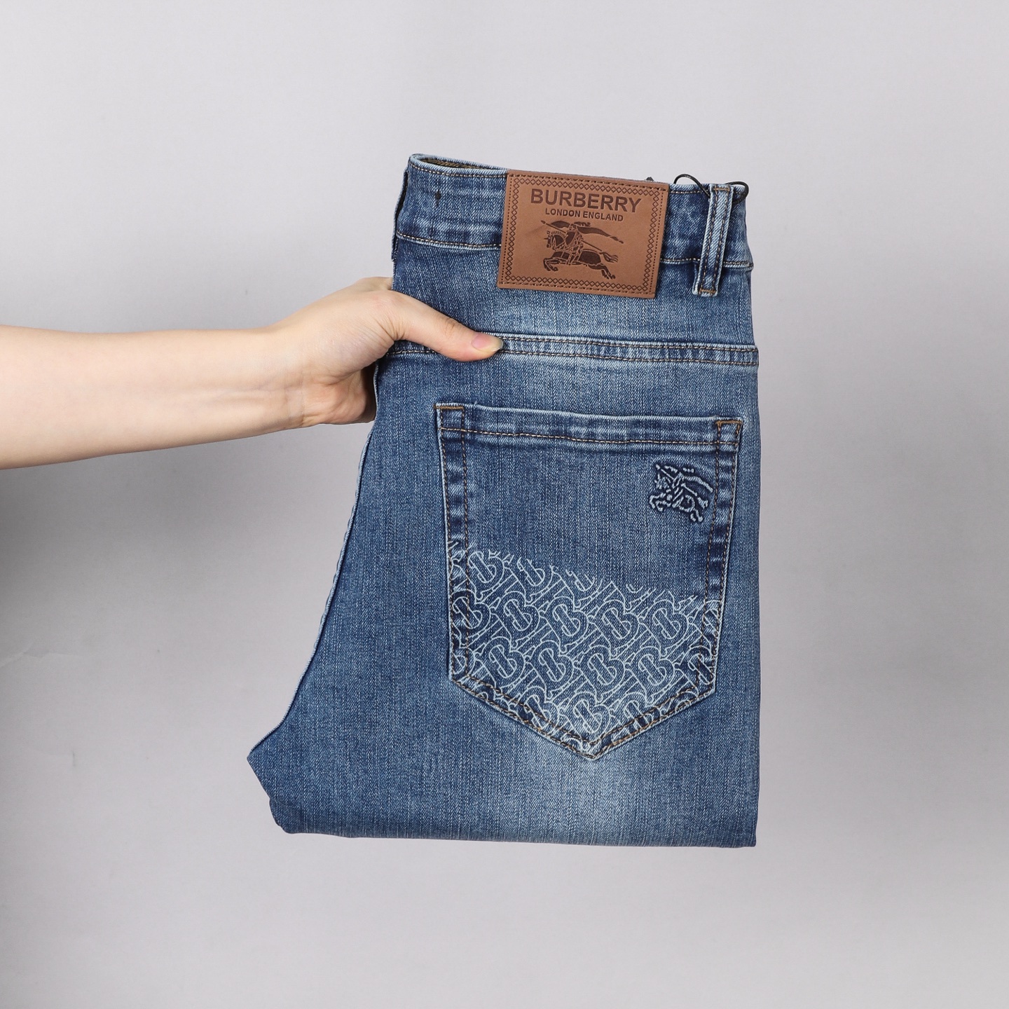 Burberry Men's Slim-Fit Stretch Denim Jeans - Stylish and Comfortable 2 i1746030592847 6627 0 0