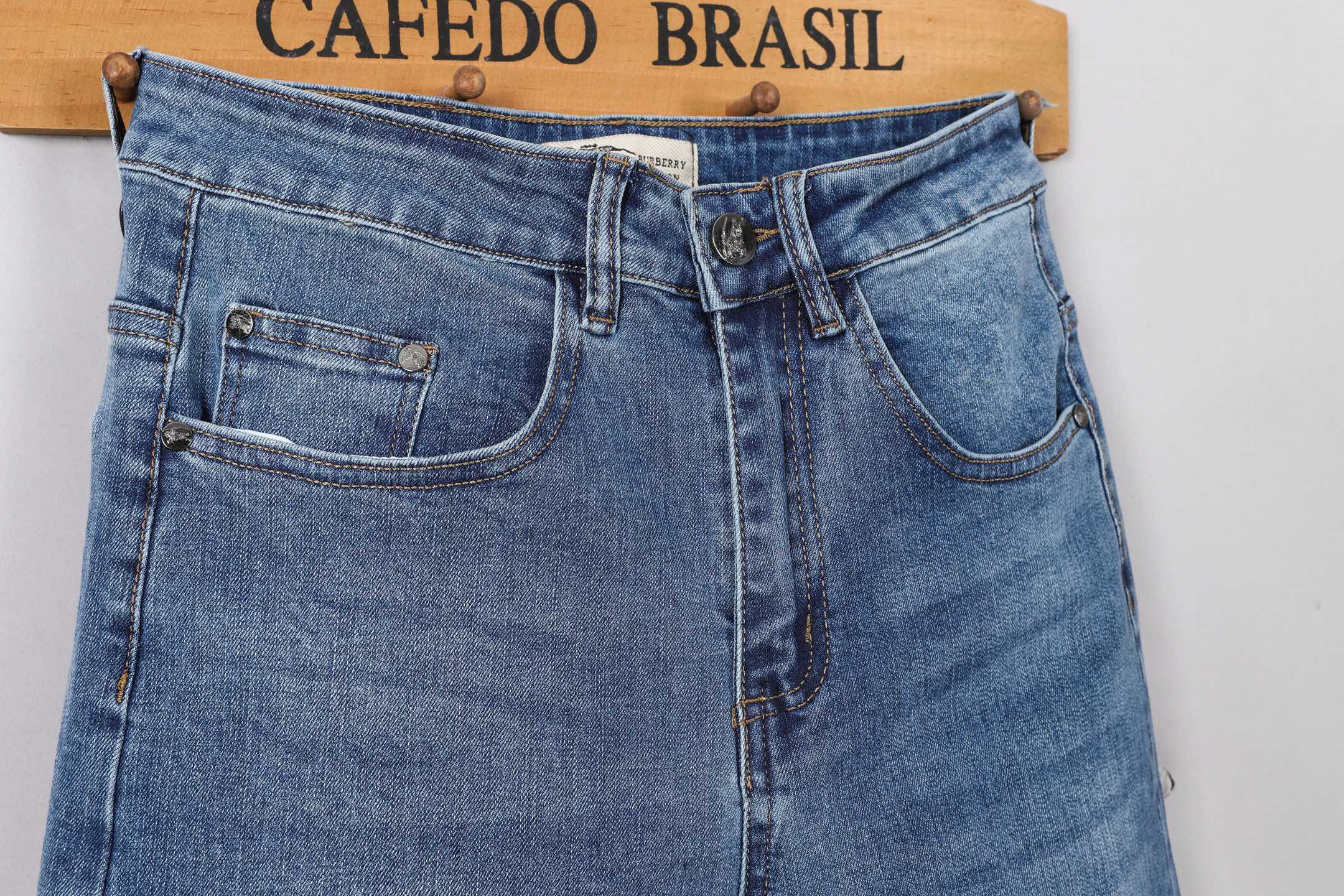 Burberry Men's Slim-Fit Stretch Denim Jeans - Stylish and Comfortable 9 i1746030594280 6056 0 7