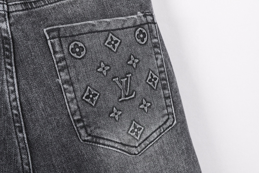 Louis Vuitton Men's Slim Fit Denim Jeans - Fashionable and Comfortable 5 i1746289817937 3962 0 3
