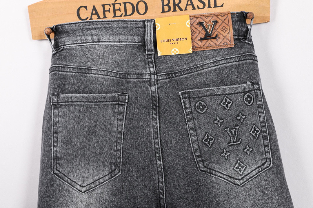 Louis Vuitton Men's Slim Fit Denim Jeans - Fashionable and Comfortable 9 i1746289817937 4663 0 7