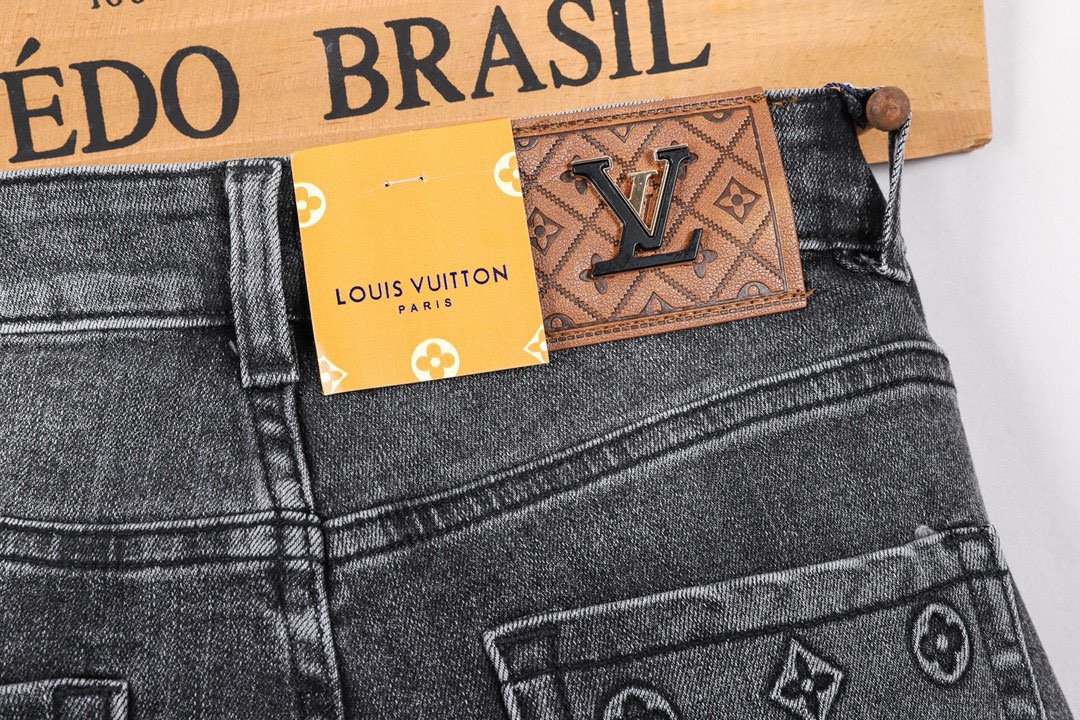 Louis Vuitton Men's Slim Fit Denim Jeans - Fashionable and Comfortable 7 i1746289818288 2775 0 5