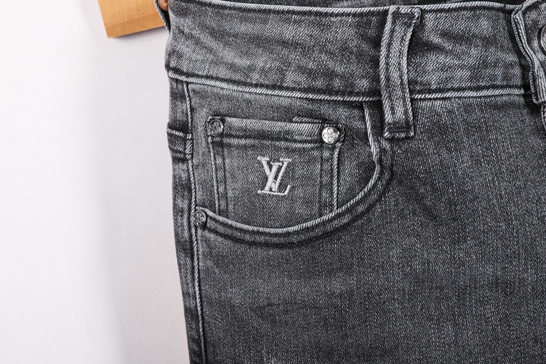 Louis Vuitton Men's Slim Fit Denim Jeans - Fashionable and Comfortable 8 i1746289818289 490 0 6