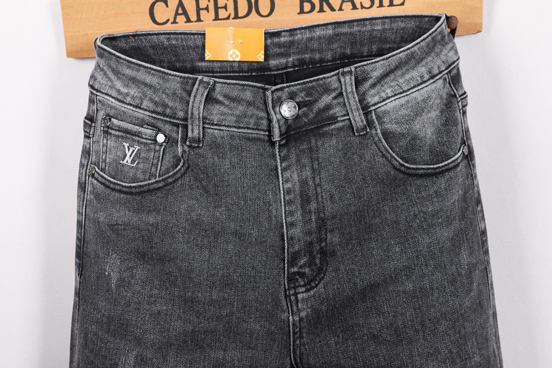 Louis Vuitton Men's Slim Fit Denim Jeans - Fashionable and Comfortable 6 i1746289818291 7660 0 4