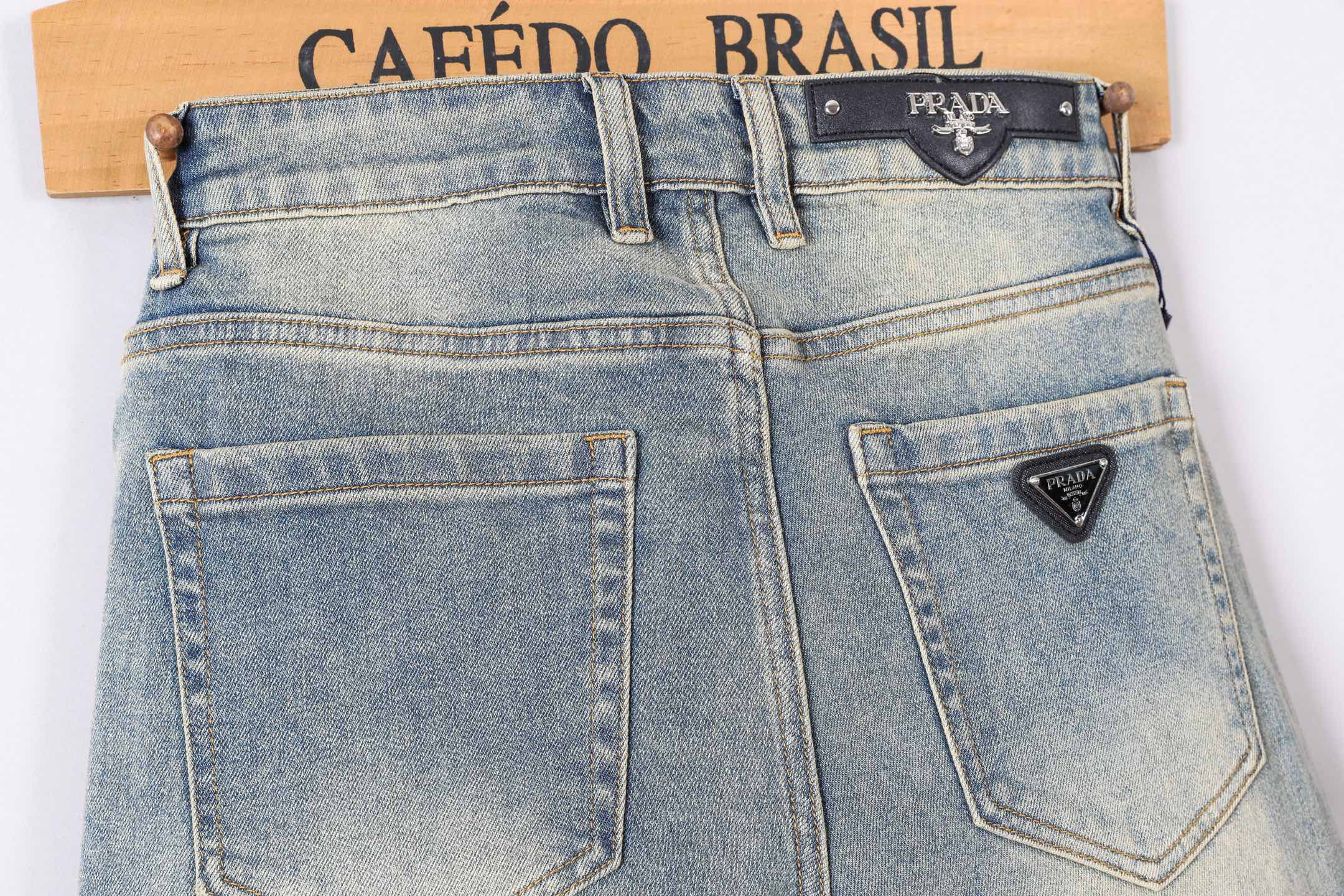 PRADA小脚牛仔裤・重工洗水・柔らかい快適さ