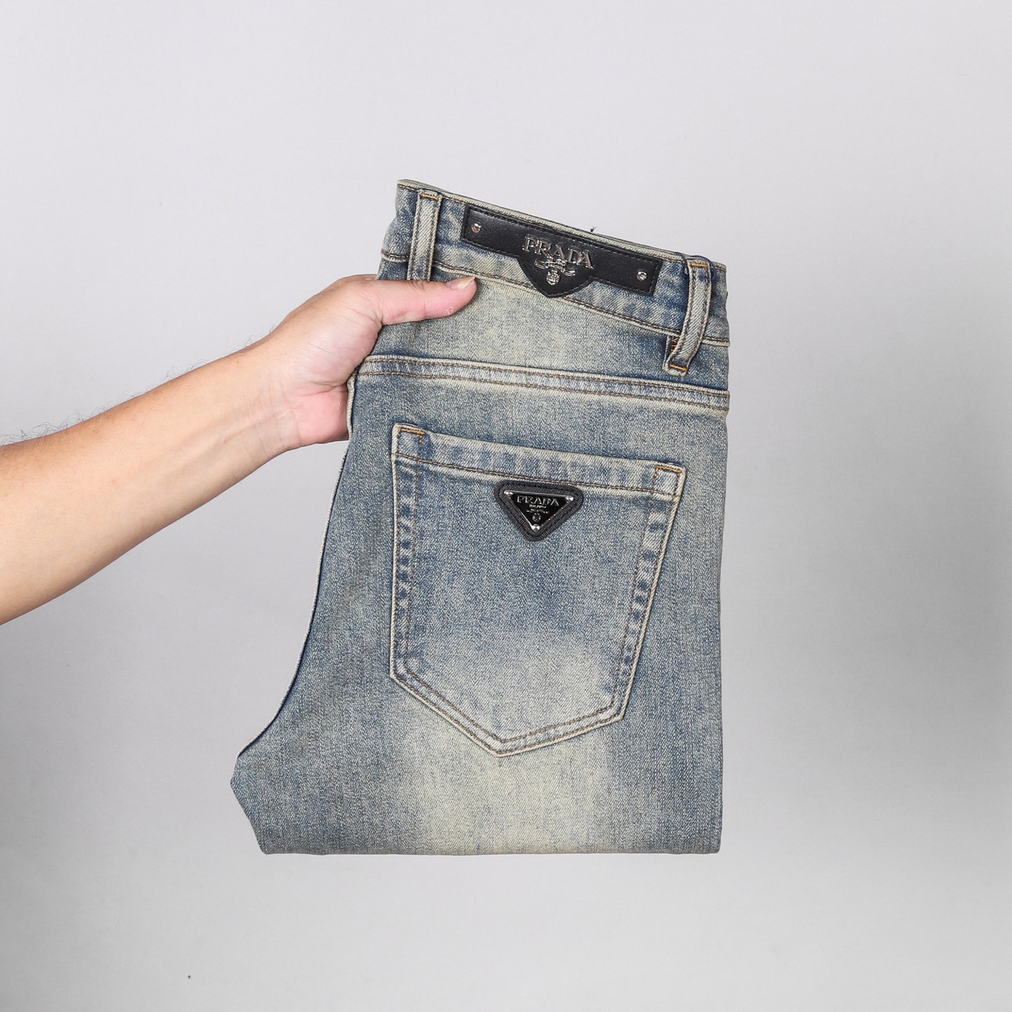 PRADA小脚牛仔裤・重工洗水・柔らかい快適さ