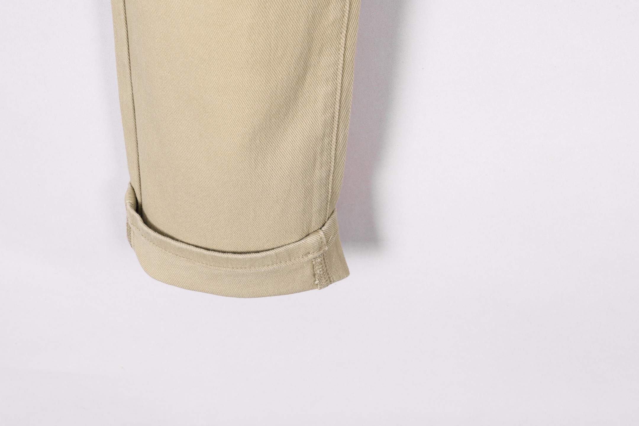 阿玛尼小直筒牛仔裤 - 柔らかく快適な重工水洗デザイン