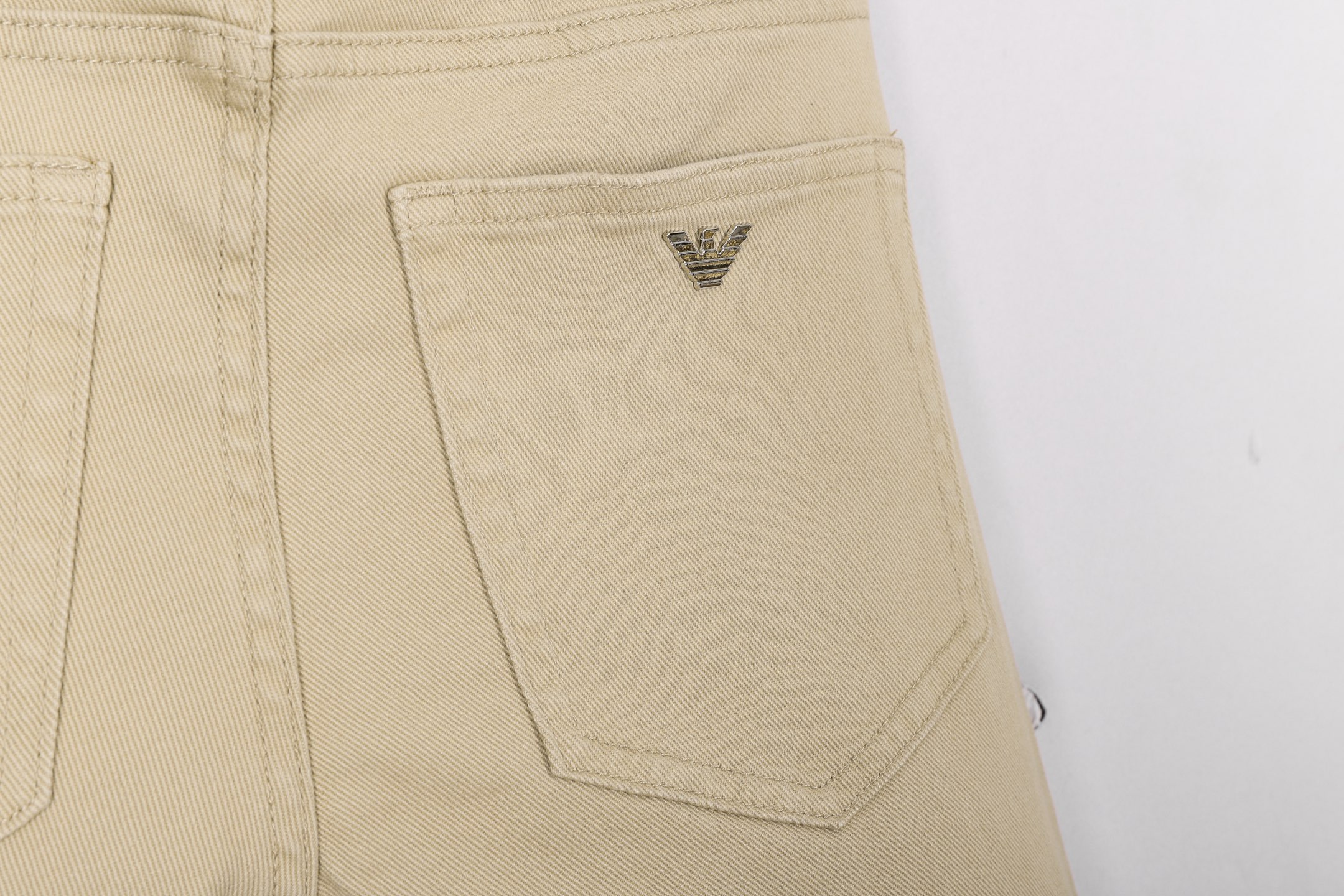 阿玛尼小直筒牛仔裤 - 柔らかく快適な重工水洗デザイン