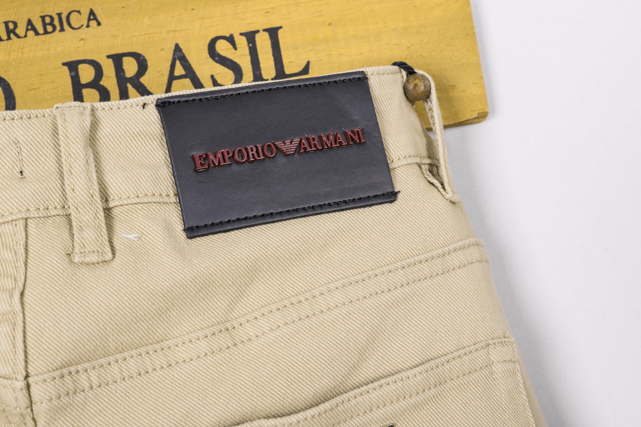 阿玛尼小直筒牛仔裤 - 柔らかく快適な重工水洗デザイン