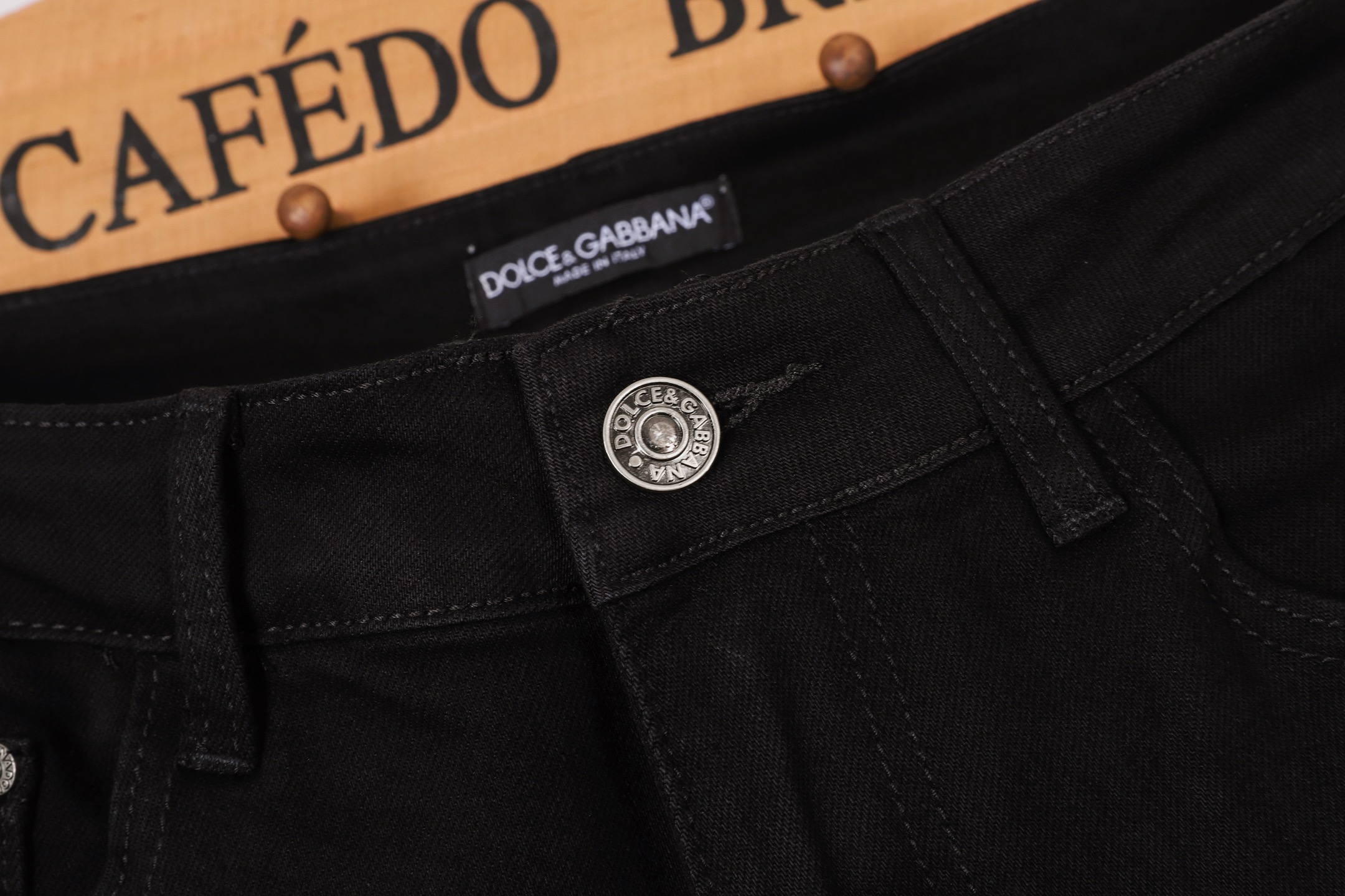 D&G 小直筒牛仔裤 - 柔らかさと快適さを追求した重工洗水デザイン