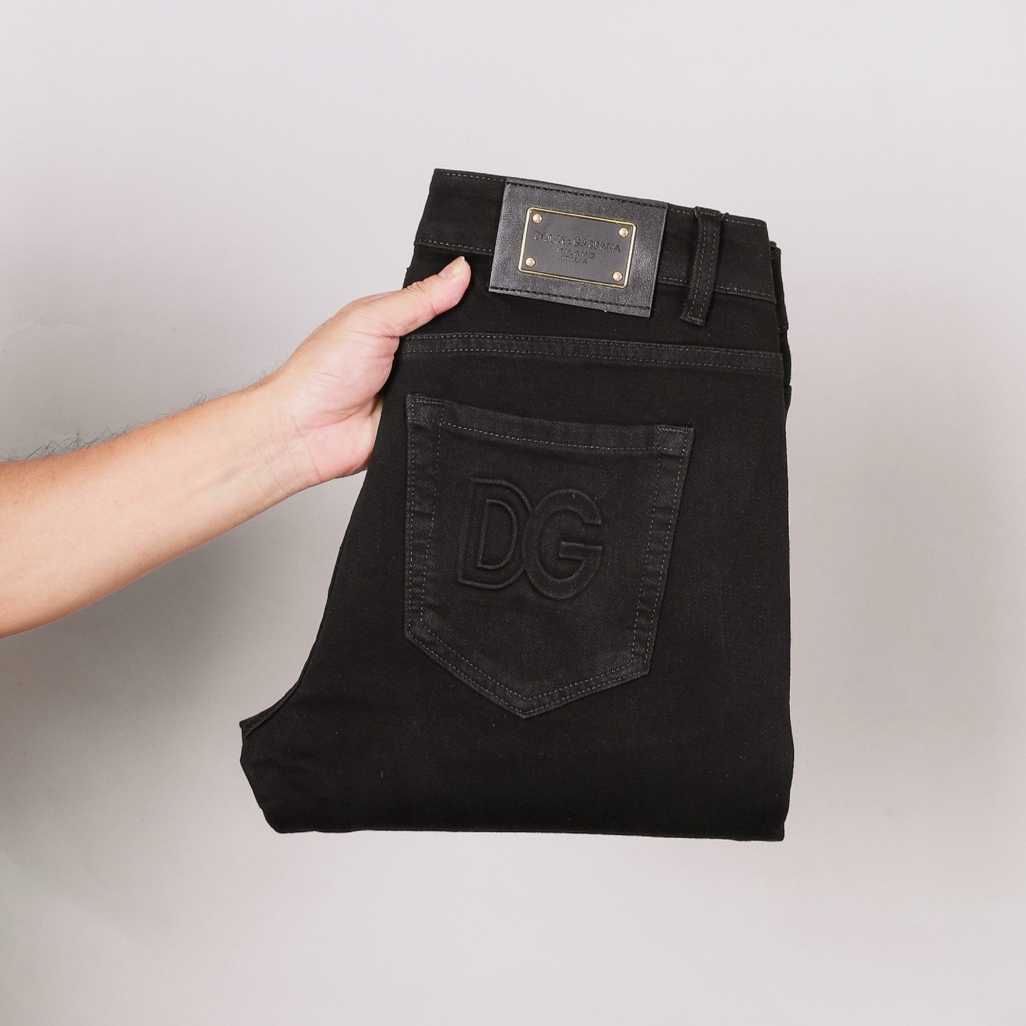 D&G 小直筒牛仔裤 - 柔らかさと快適さを追求した重工洗水デザイン