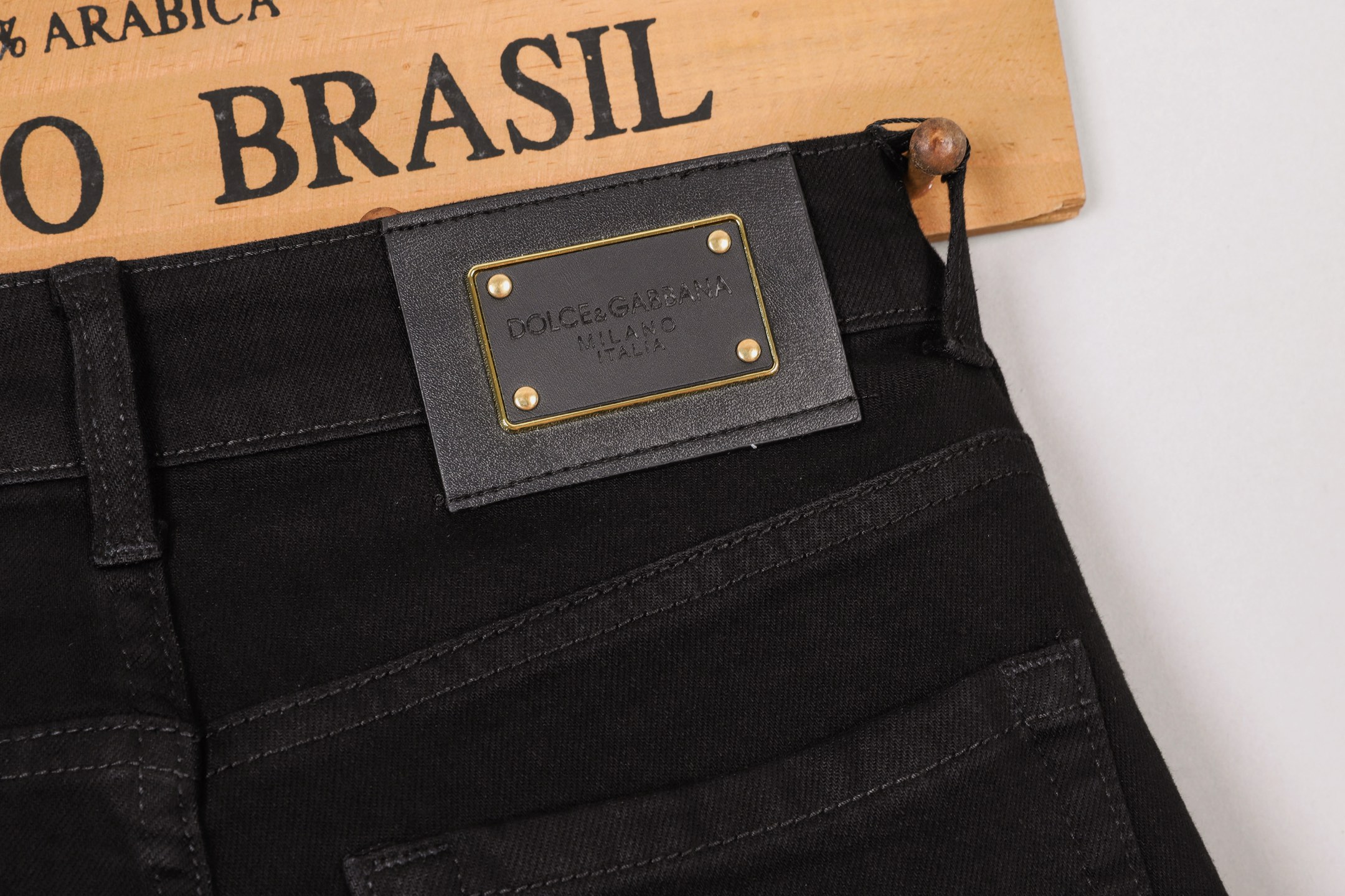 D&G 小直筒牛仔裤 - 柔らかさと快適さを追求した重工洗水デザイン