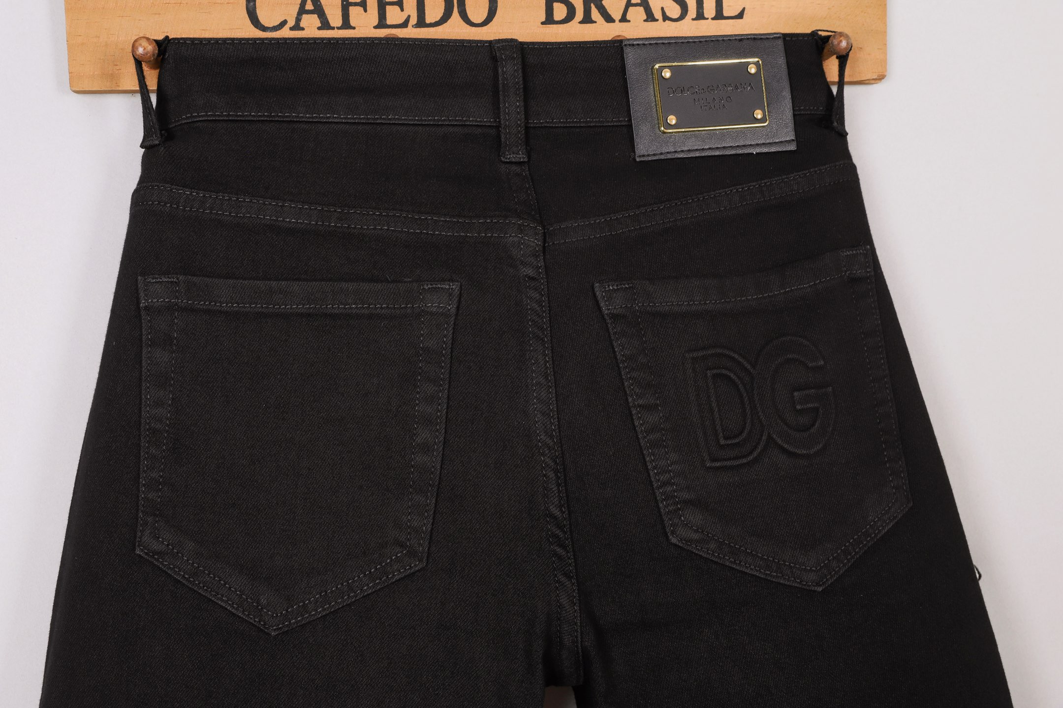 D&G 小直筒牛仔裤 - 柔らかさと快適さを追求した重工洗水デザイン