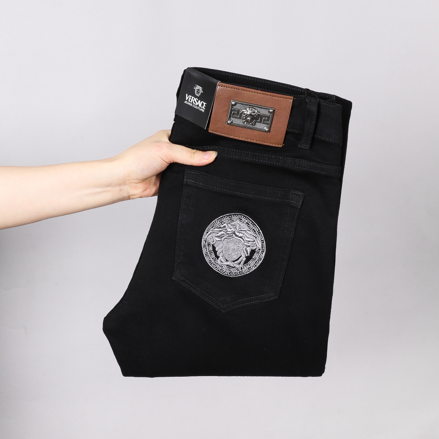 范思哲小直筒牛仔裤 - 柔らかく快適な重工水洗デニム