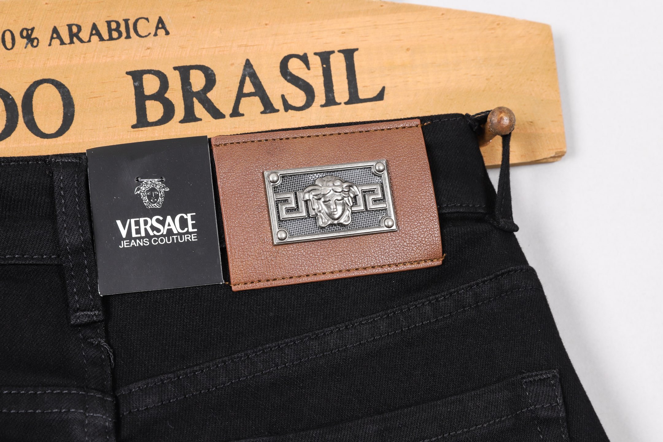 范思哲小直筒牛仔裤 - 柔らかく快適な重工水洗デニム