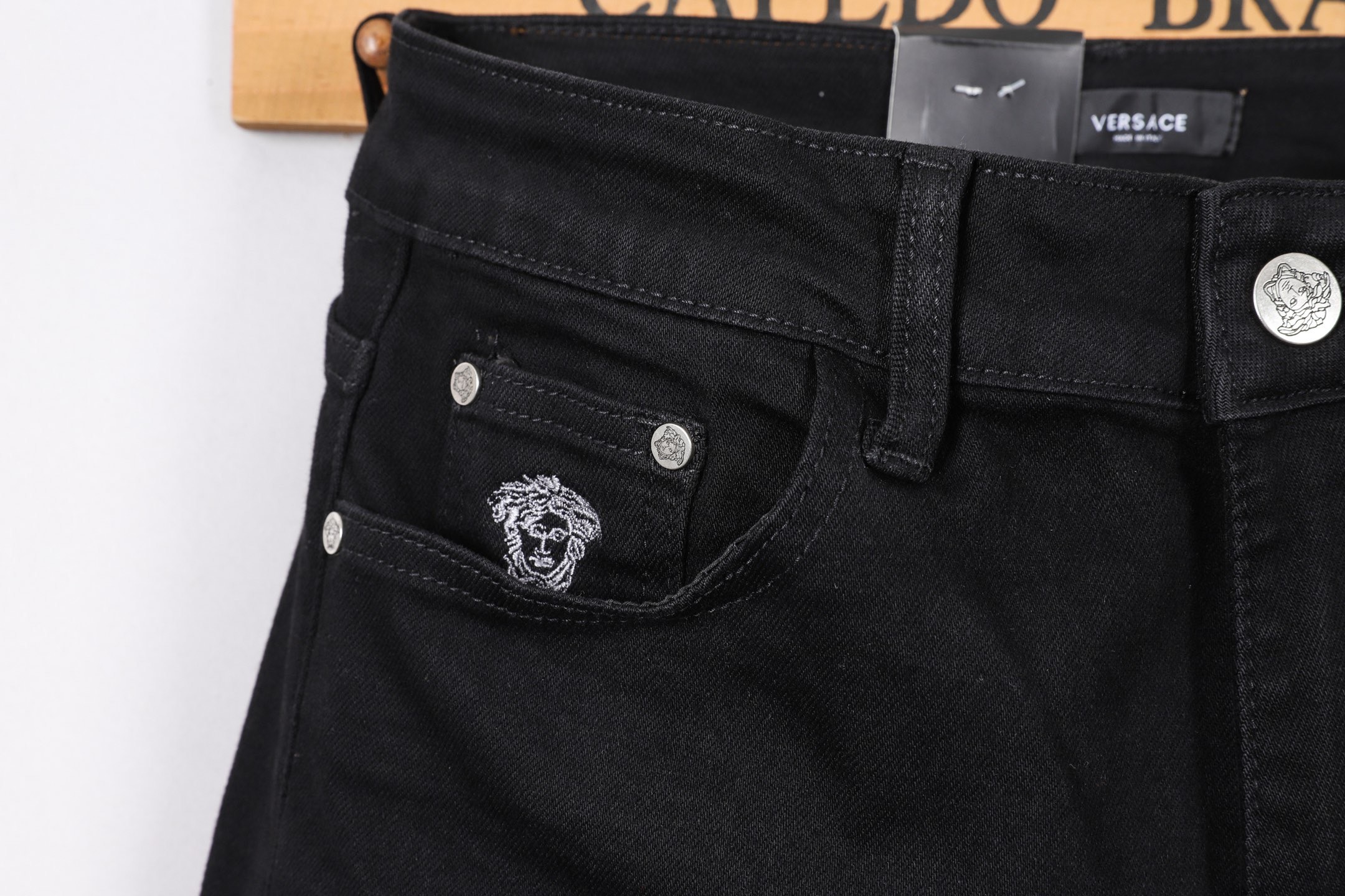 范思哲小直筒牛仔裤 - 柔らかく快適な重工水洗デニム