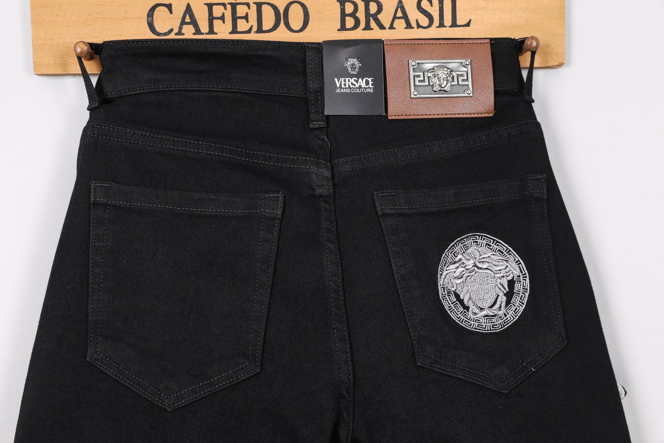 范思哲小直筒牛仔裤 - 柔らかく快適な重工水洗デニム