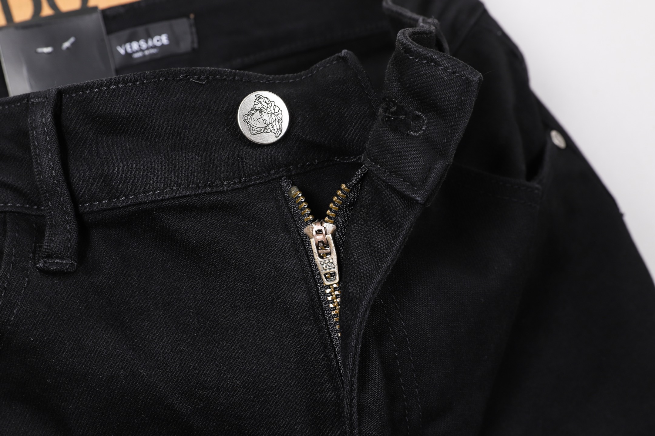 范思哲小直筒牛仔裤 - 柔らかく快適な重工水洗デニム