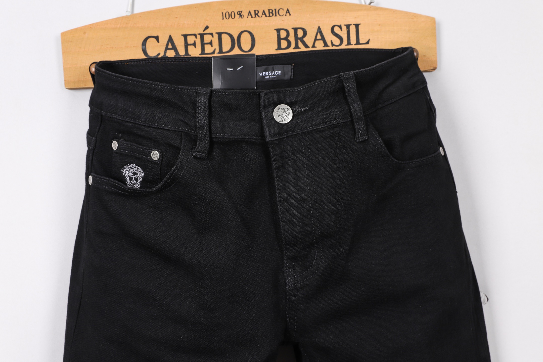 范思哲小直筒牛仔裤 - 柔らかく快適な重工水洗デニム