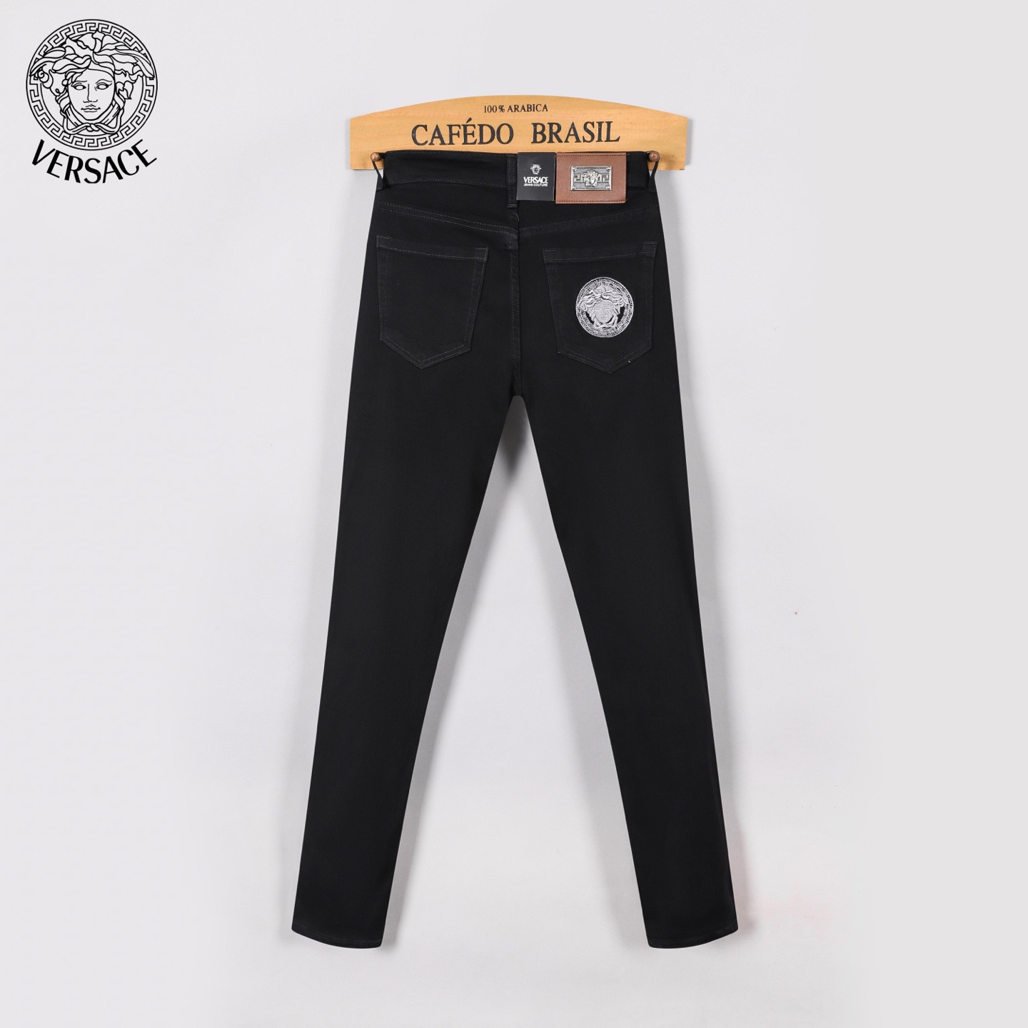 范思哲小直筒牛仔裤 - 柔らかく快適な重工水洗デニム