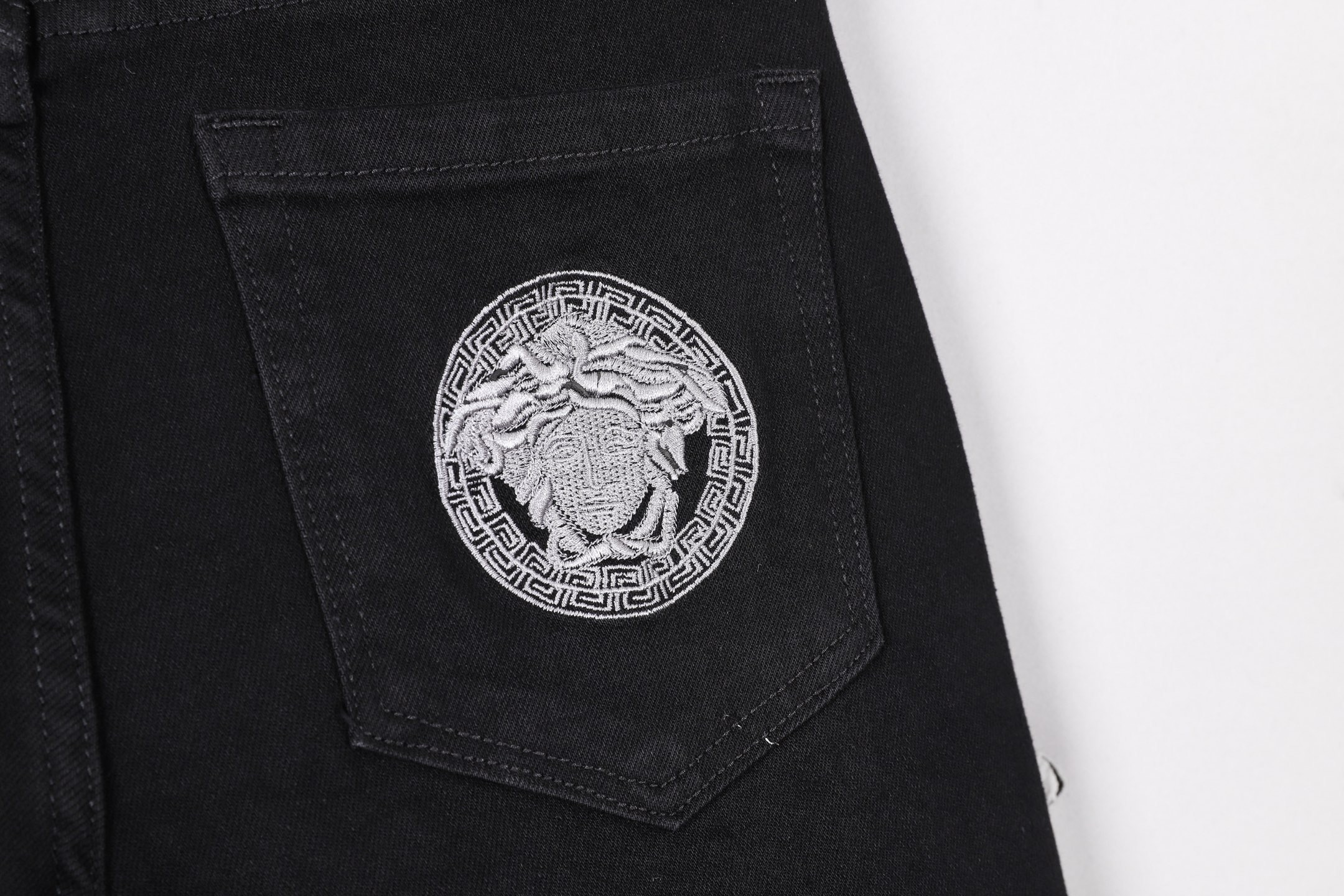 范思哲小直筒牛仔裤 - 柔らかく快適な重工水洗デニム