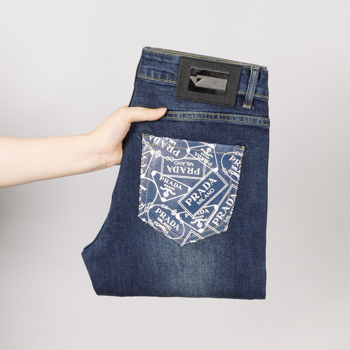 P300Prada小直筒牛仔裤 - 重工水洗面料で柔らかく快適