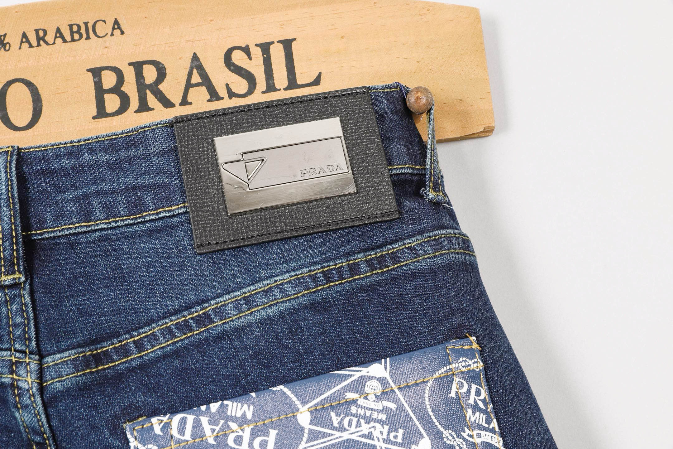 P300Prada小直筒牛仔裤 - 重工水洗面料で柔らかく快適