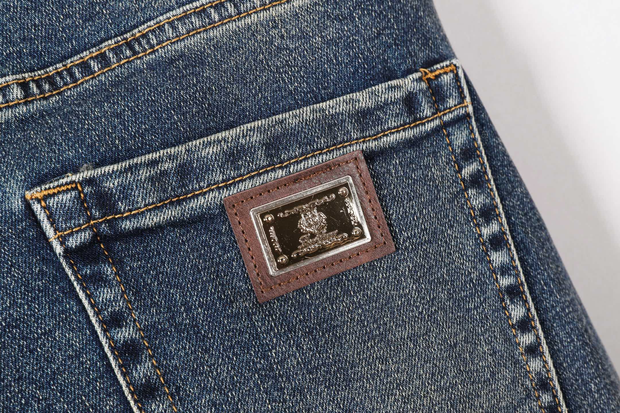 布鲁内洛·库奇内利 小直筒牛仔裤 - 重工水洗で柔らかさ極める