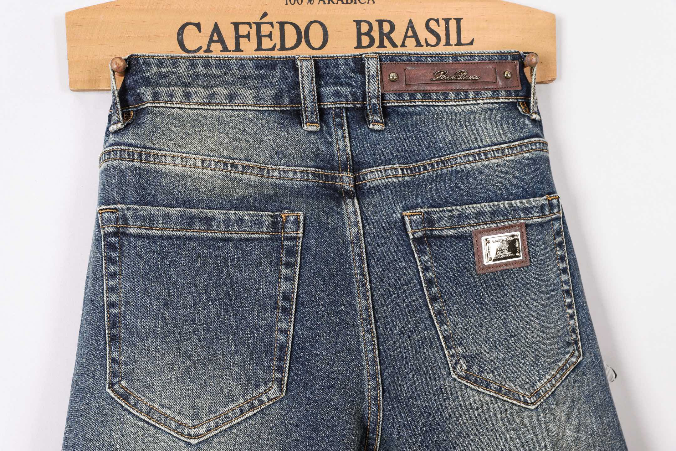 布鲁内洛·库奇内利 小直筒牛仔裤 - 重工水洗で柔らかさ極める