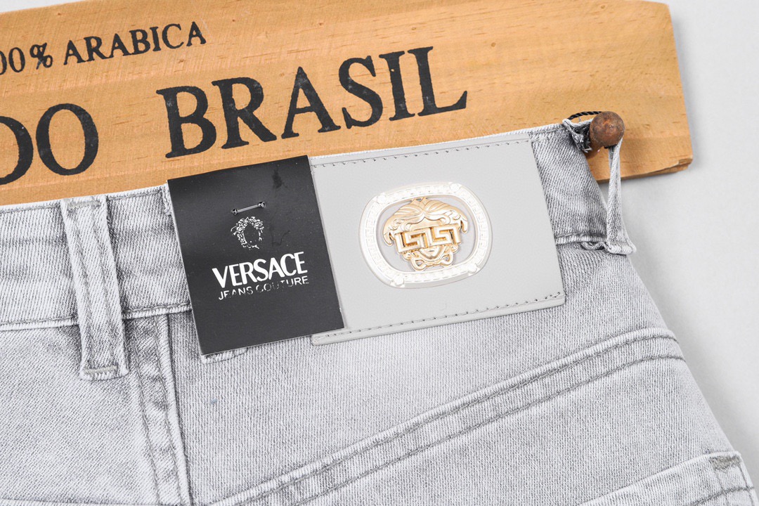 P300范思哲小直筒牛仔裤 - 重工水洗＆柔らかい快適素材